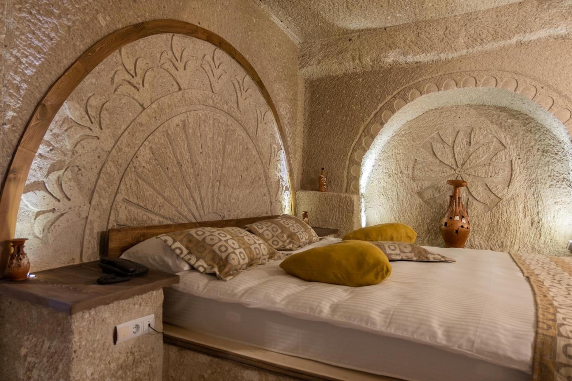 Queen Cave Suite with Sauna and Spa Bath - Photo 6