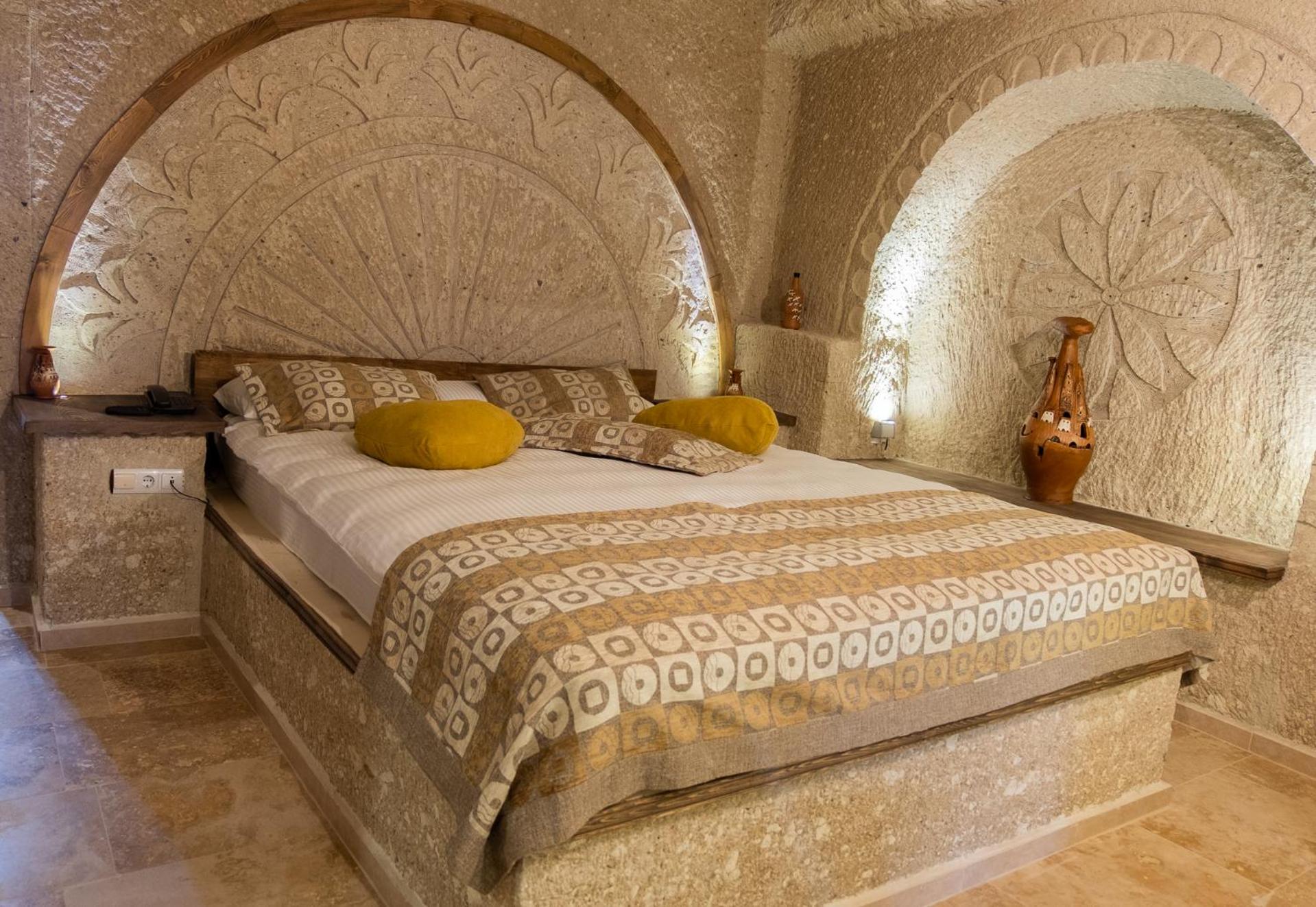 Queen Cave Suite with Sauna and Spa Bath - Photo 1