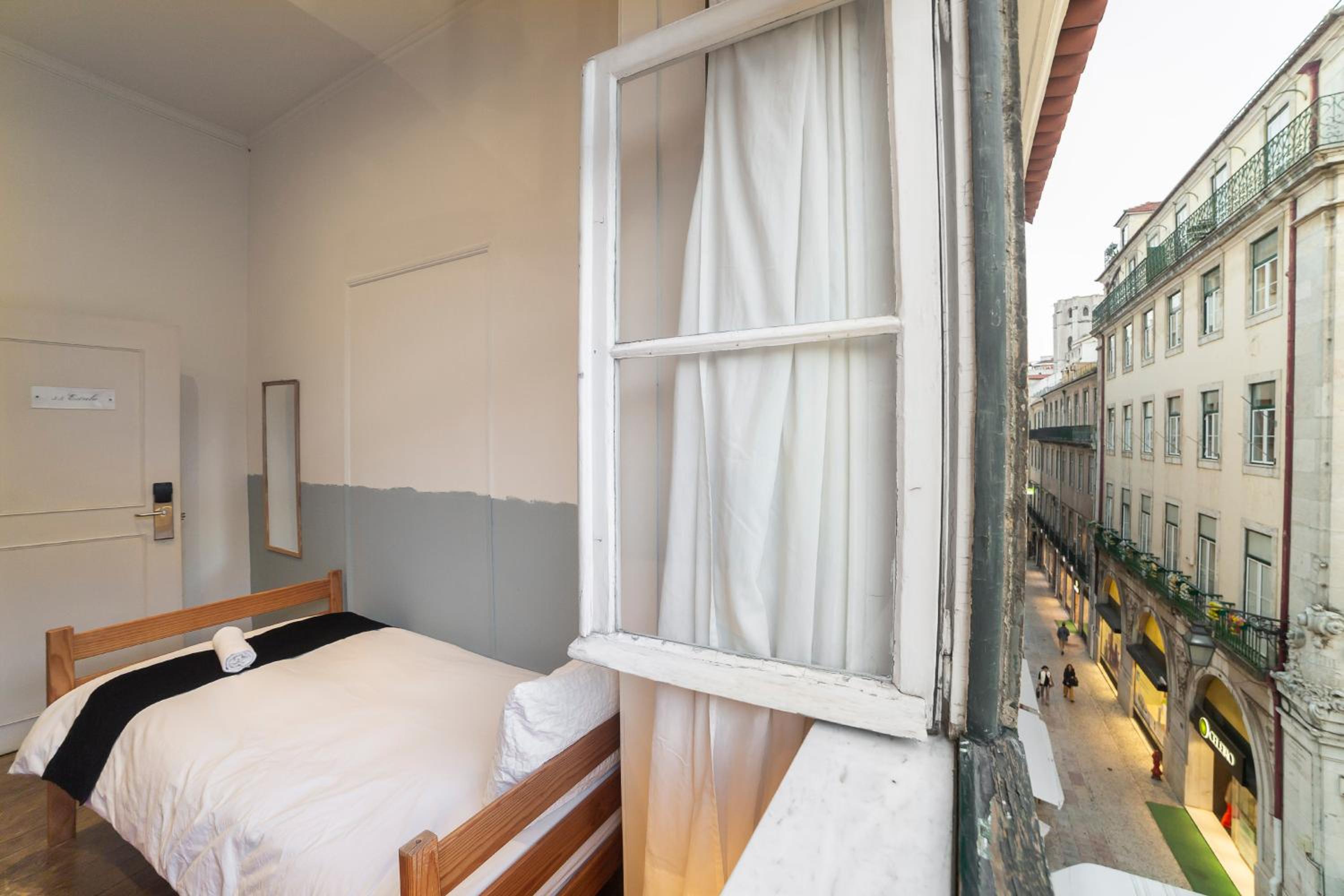 Standard Twin Room with Shared Bathroom photo 1