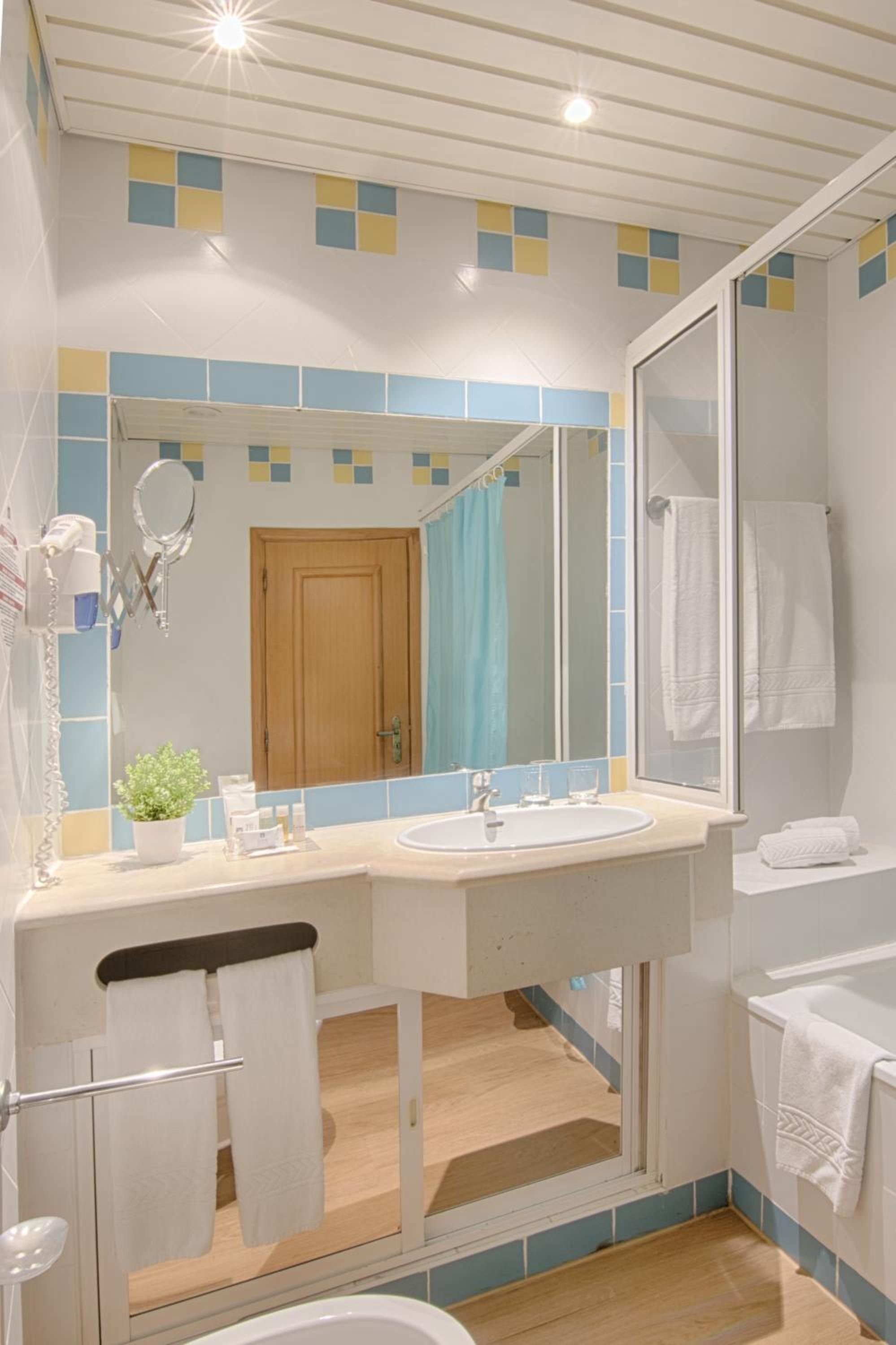 Two-Bedroom Apartment (4 Adults + 2 Children) - Photo 4