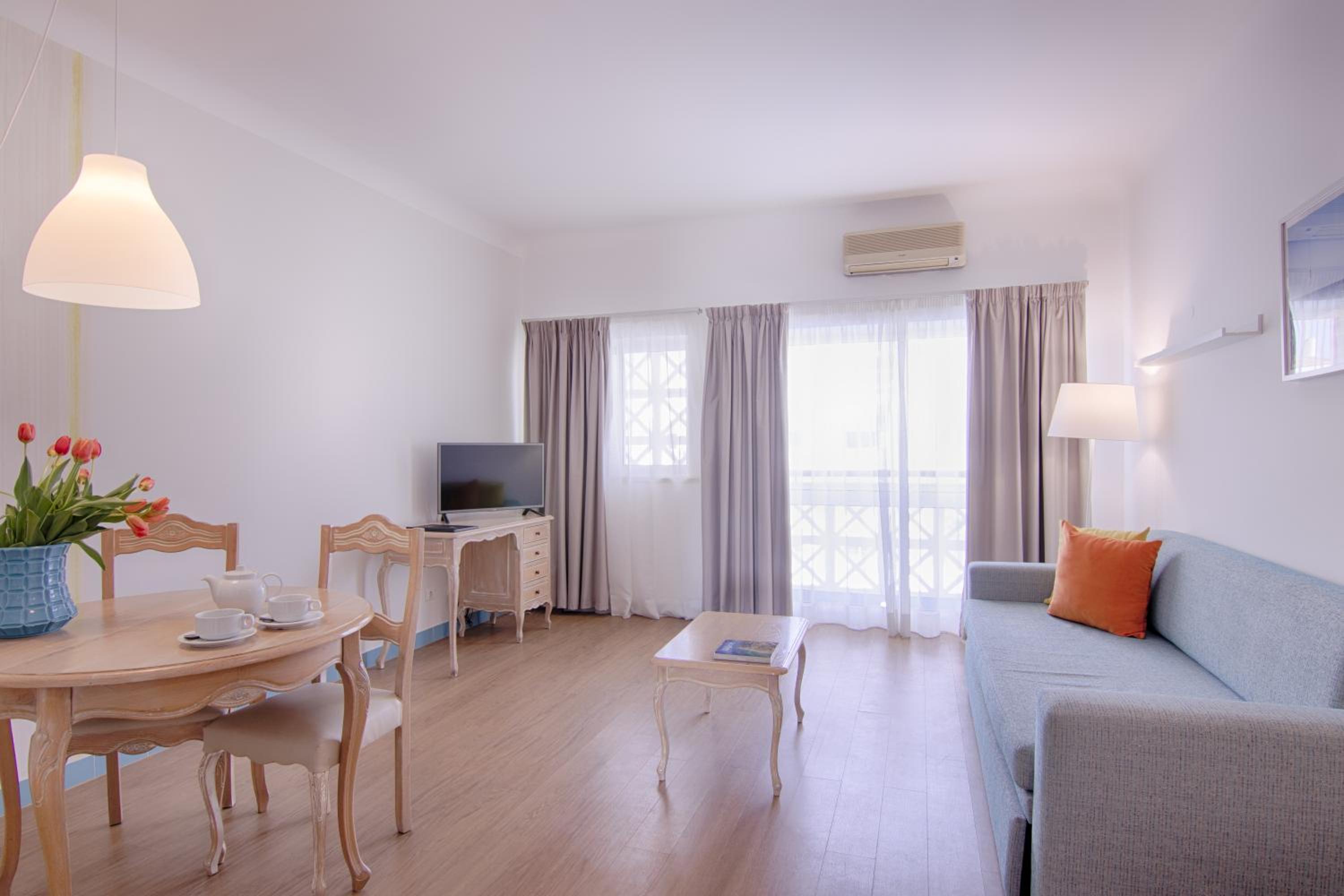 Apartment with Pool View  - Photo 2
