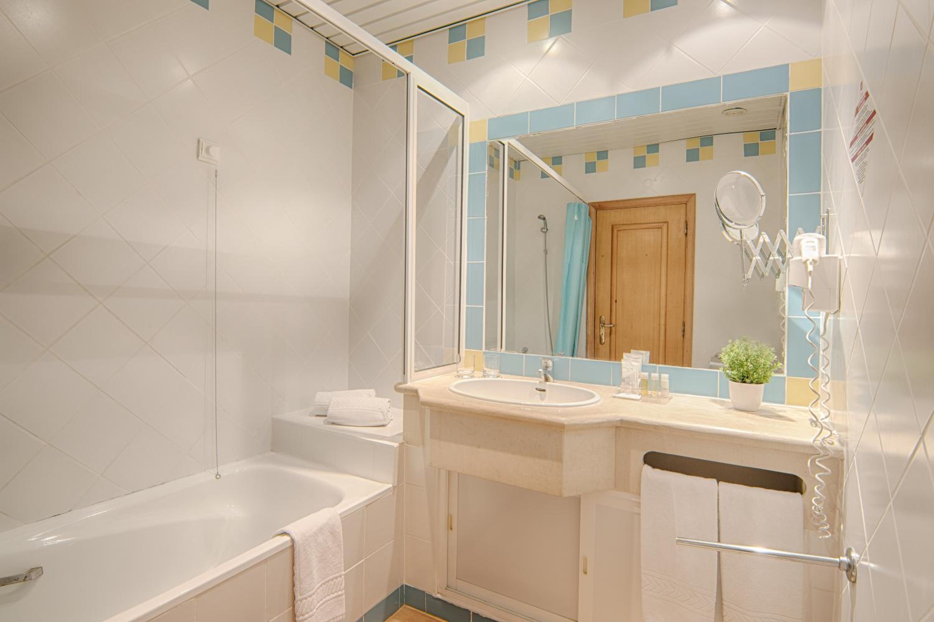 One-Bedroom Apartment with Pool View (2 Adults + 2 Children up to 12 Years Old) - Photo 2