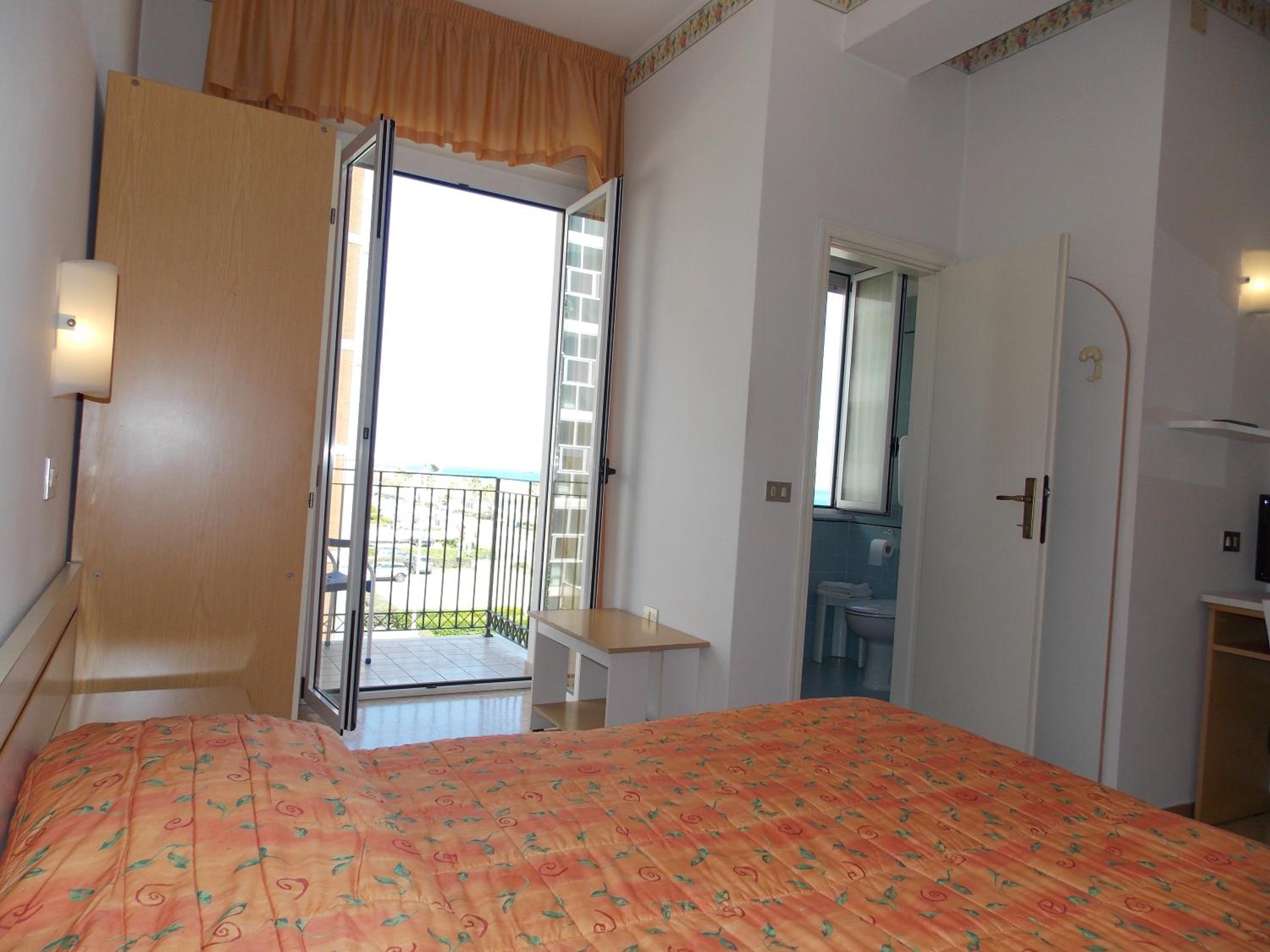 Double Room with Sea View - Photo 1