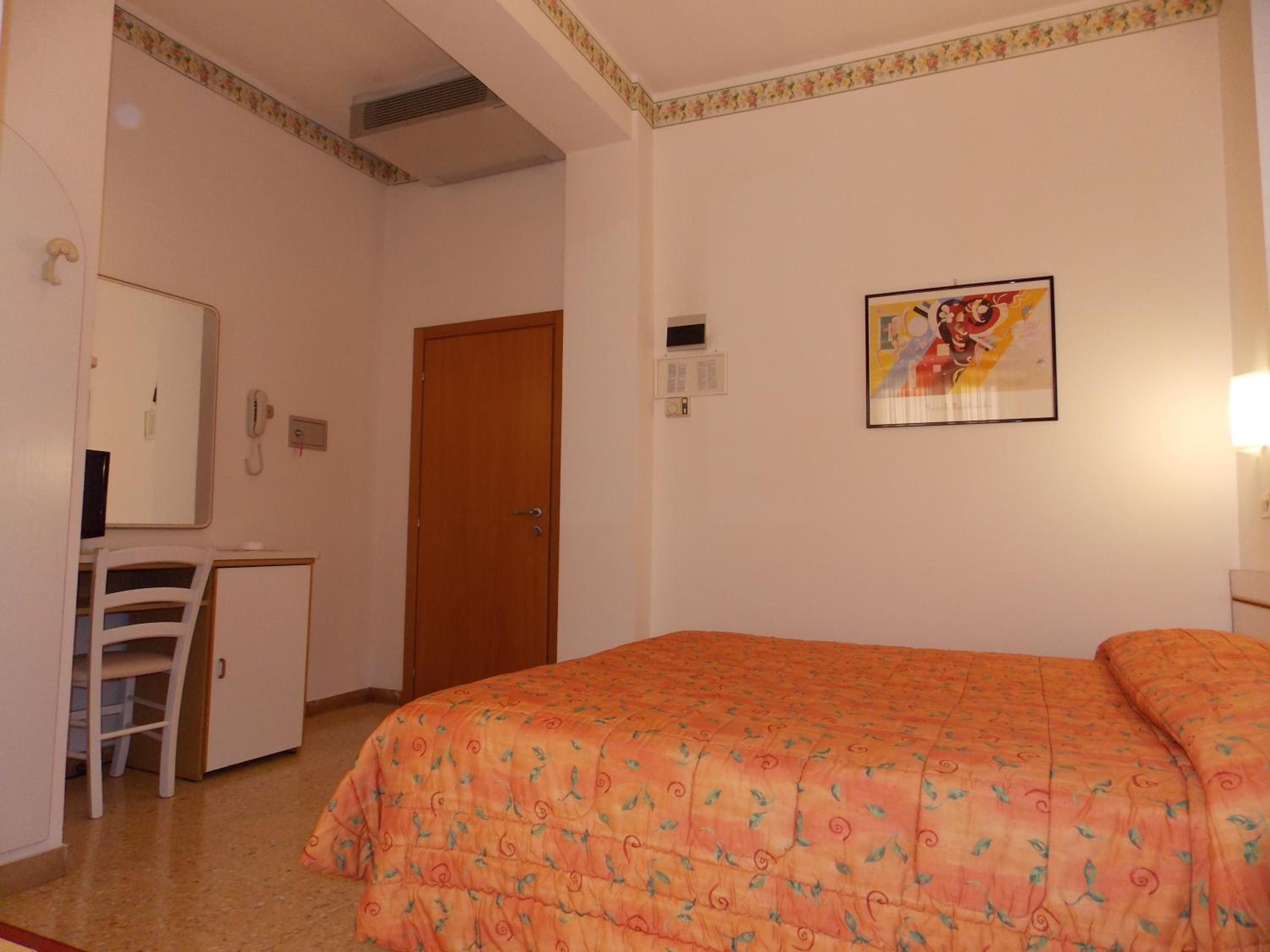 Standard Double Room - Photo 2