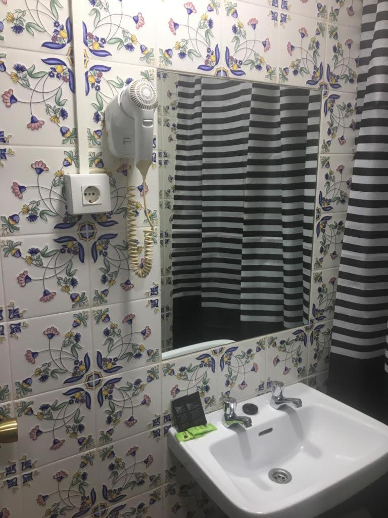 Double Room with Private Bathroom - Photo 24