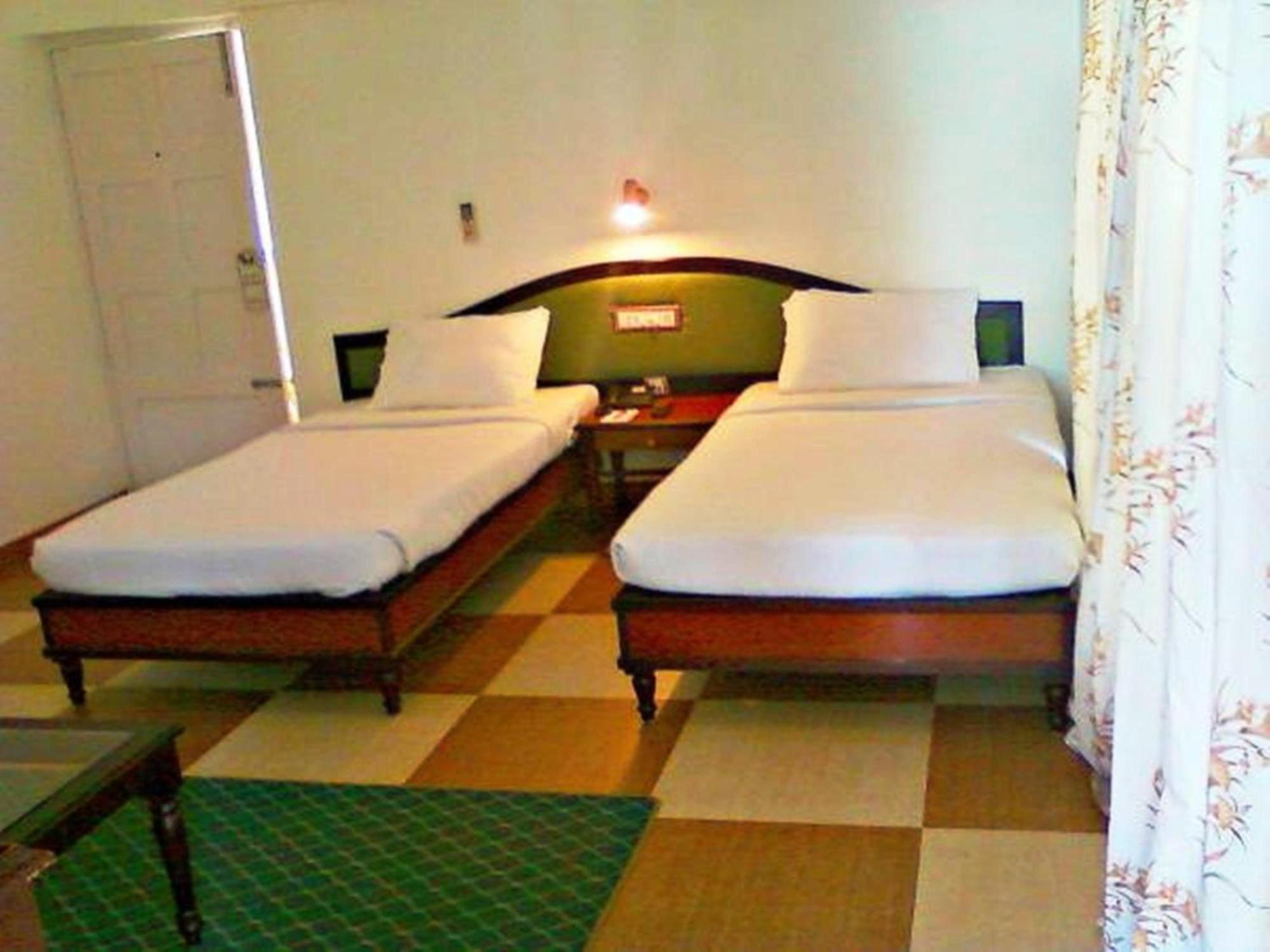 Double or Twin Room with Beach View - Photo 2