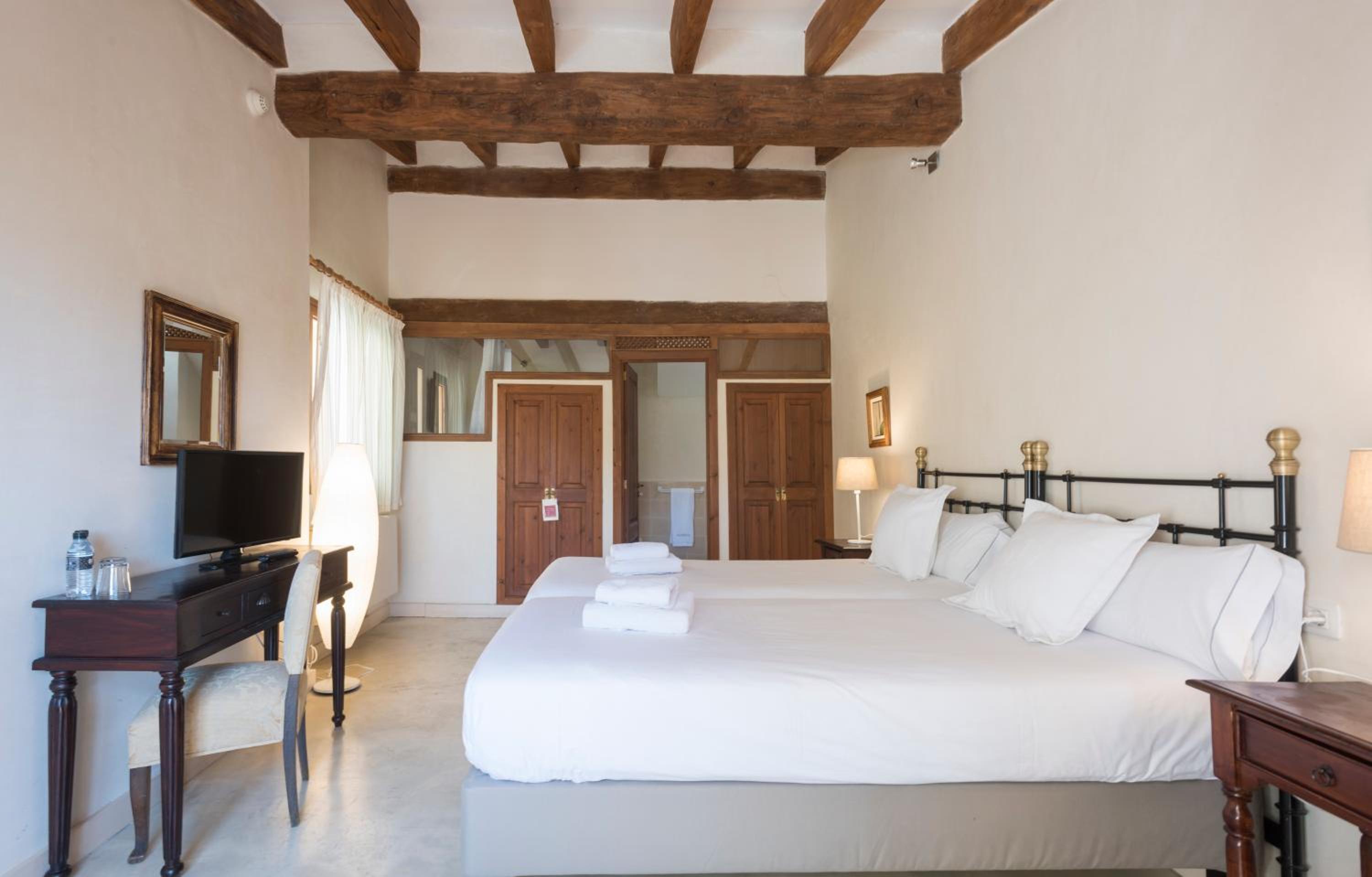 Double or Twin Room - Photo 13