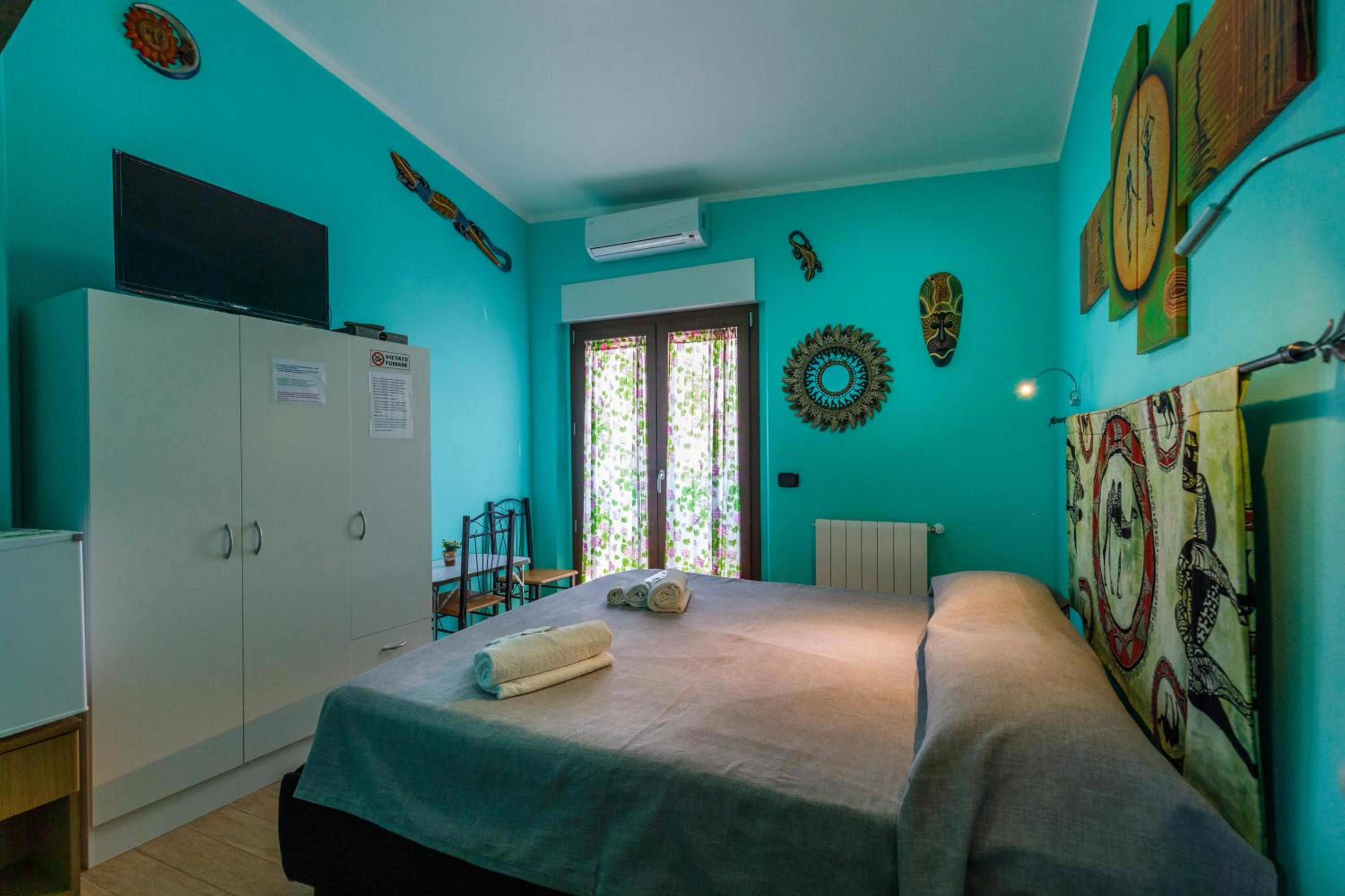 Double Room with Private Bathroom - Photo 10