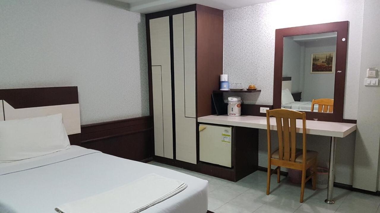 Budget Twin Room - Photo 9