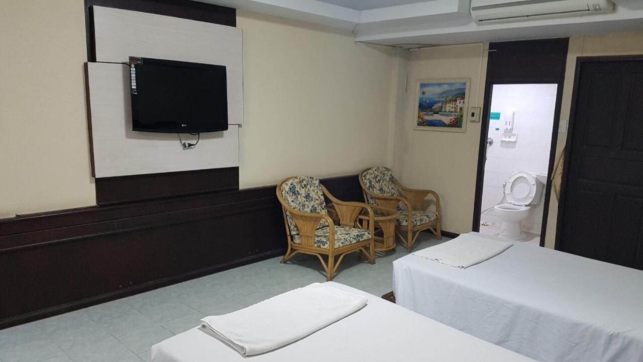 Budget Twin Room - Photo 8