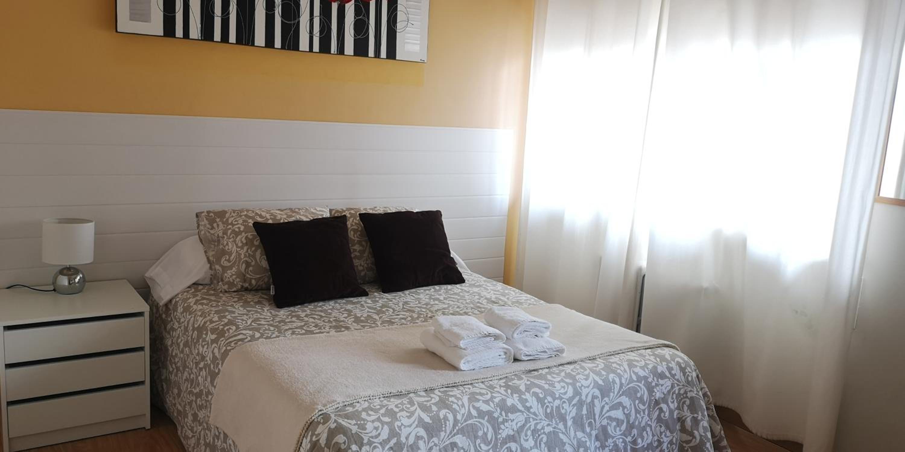 Habitación Doble con Cama Adicional y Baño Compartido