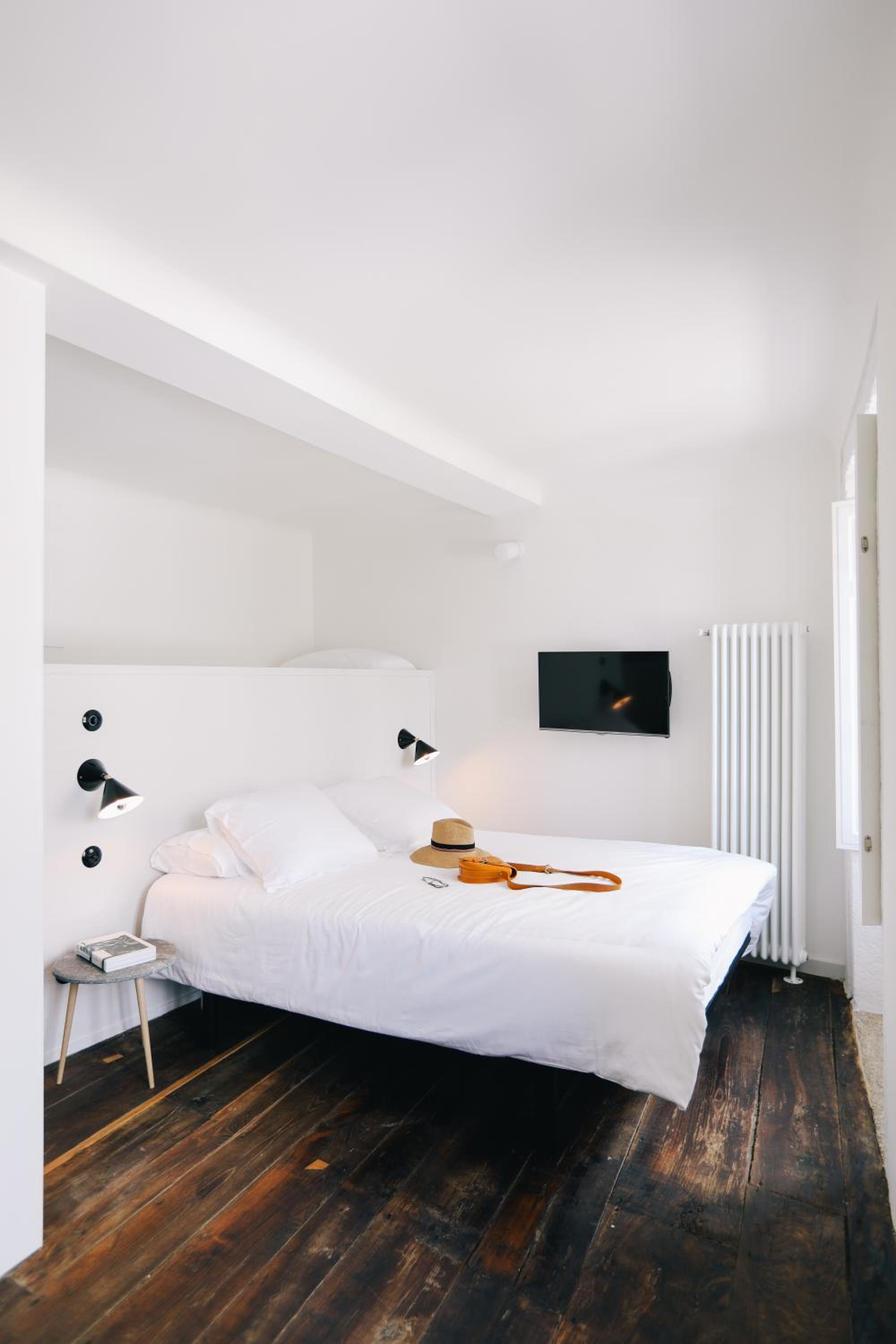 Superior One-Bedroom Apartment - Photo 9