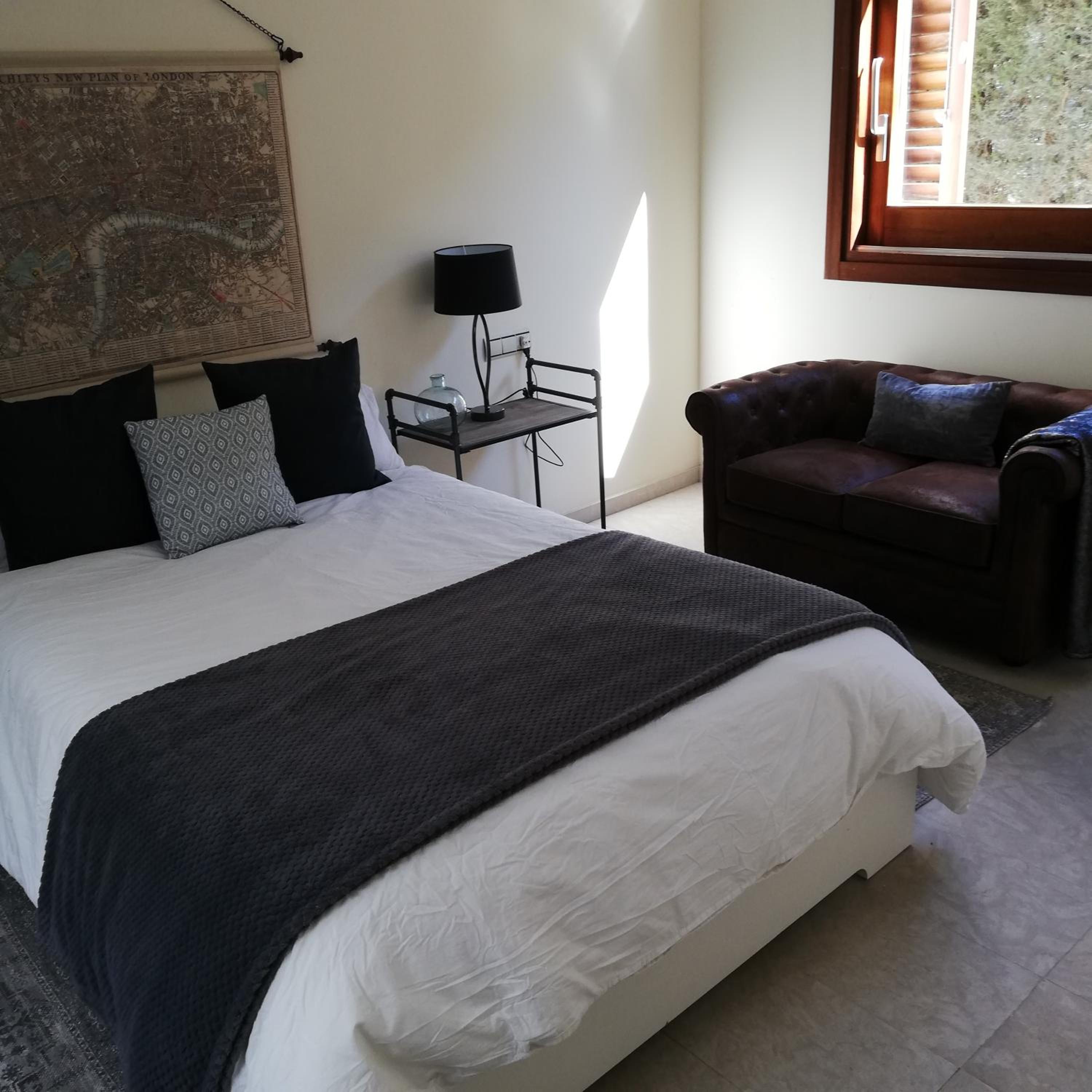 Six-Bedroom House - Photo 5