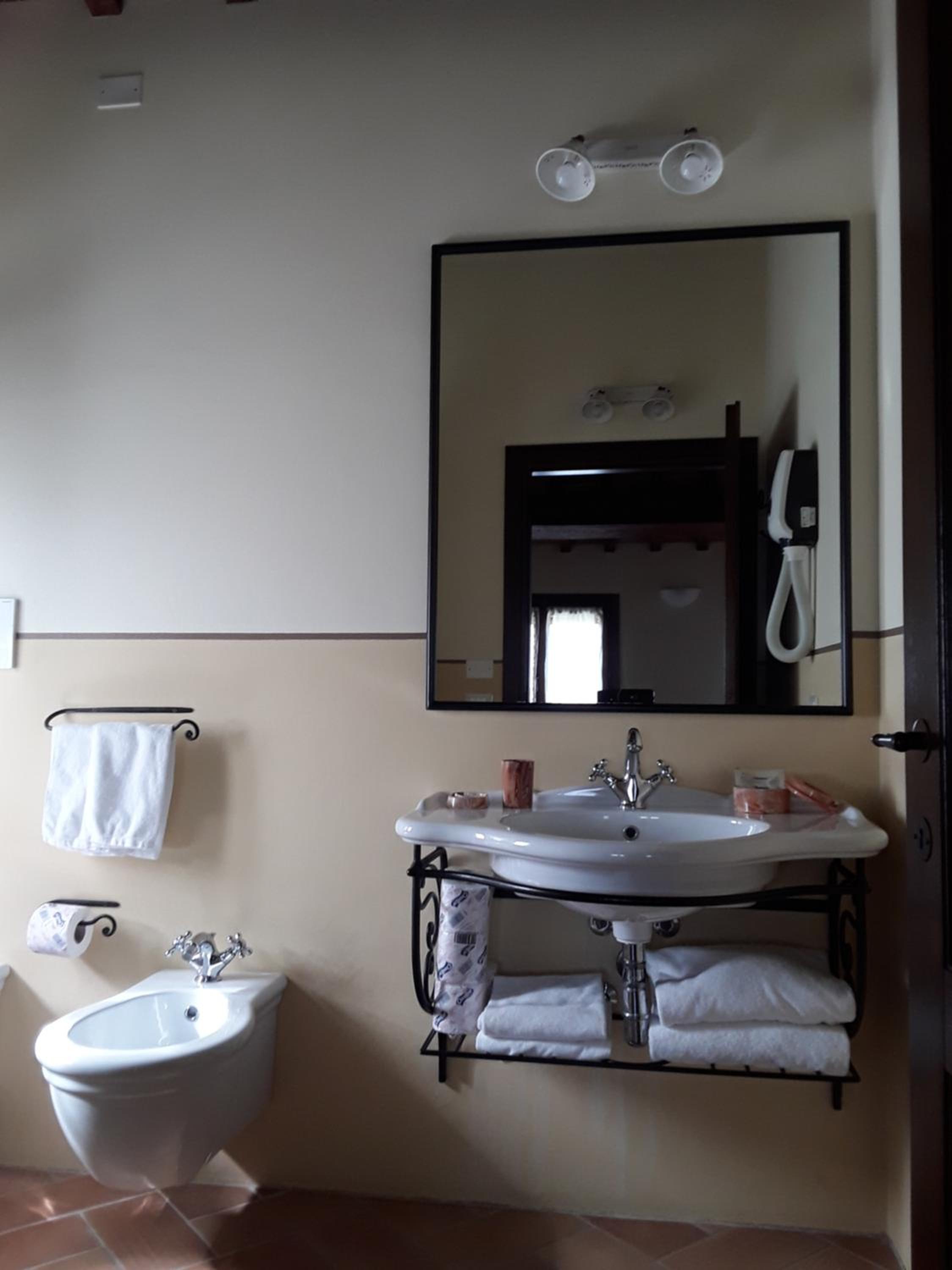 Double or Twin Room with Private Bathroom - Photo 2