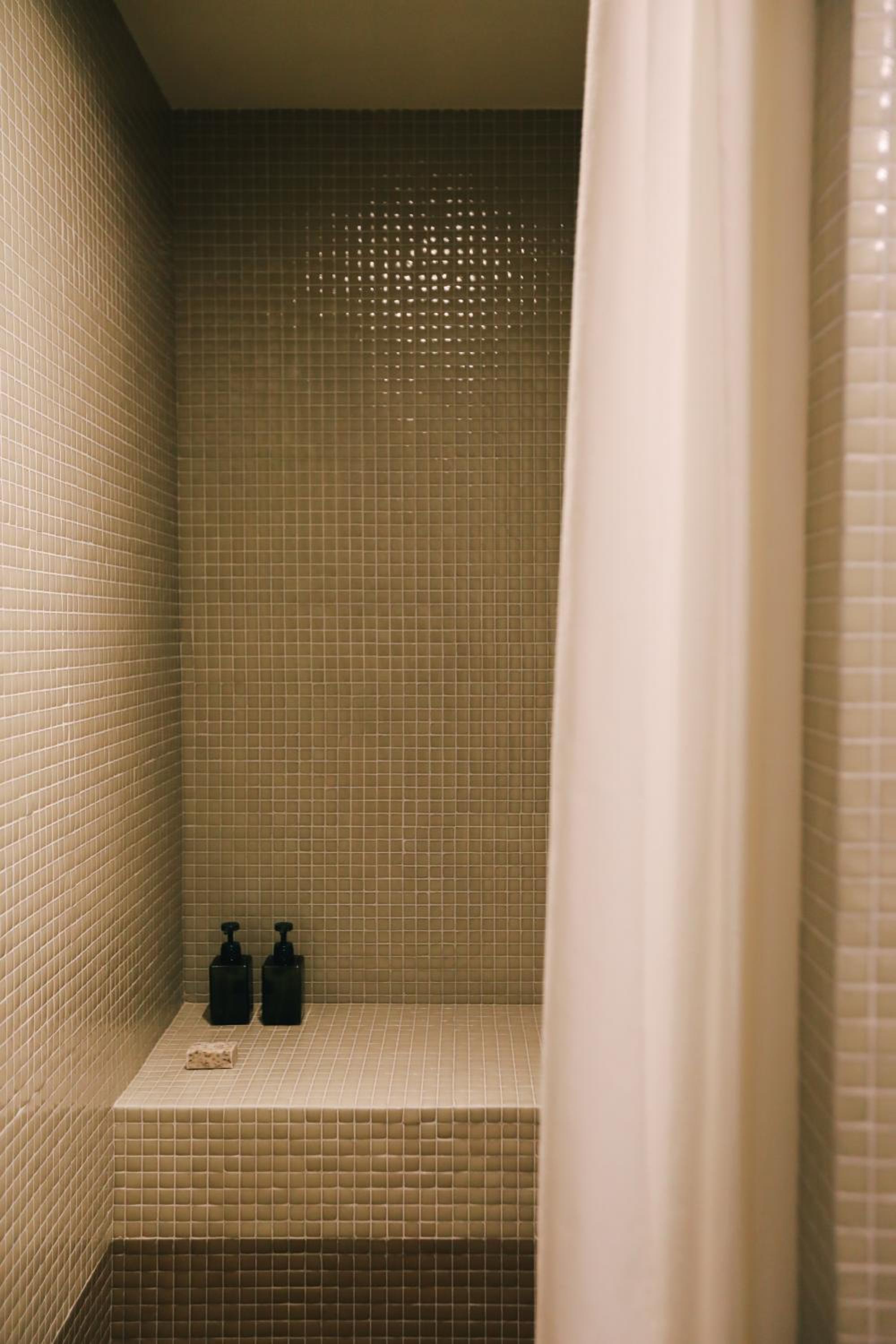 Superior One-Bedroom Apartment - Photo 3