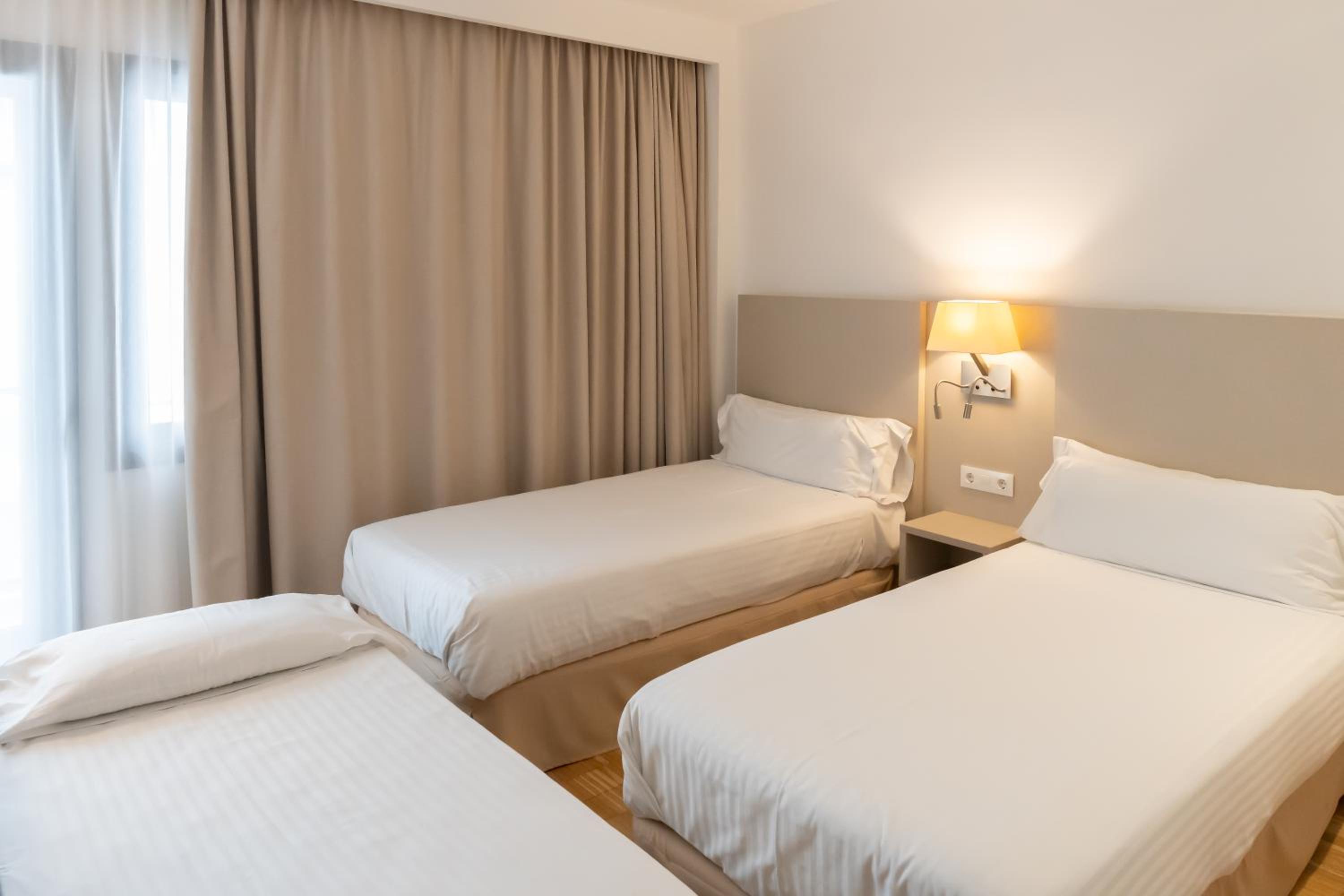 Double Room with Balcony (3 Adultos) Double Room with Balcony (3 Adultos)