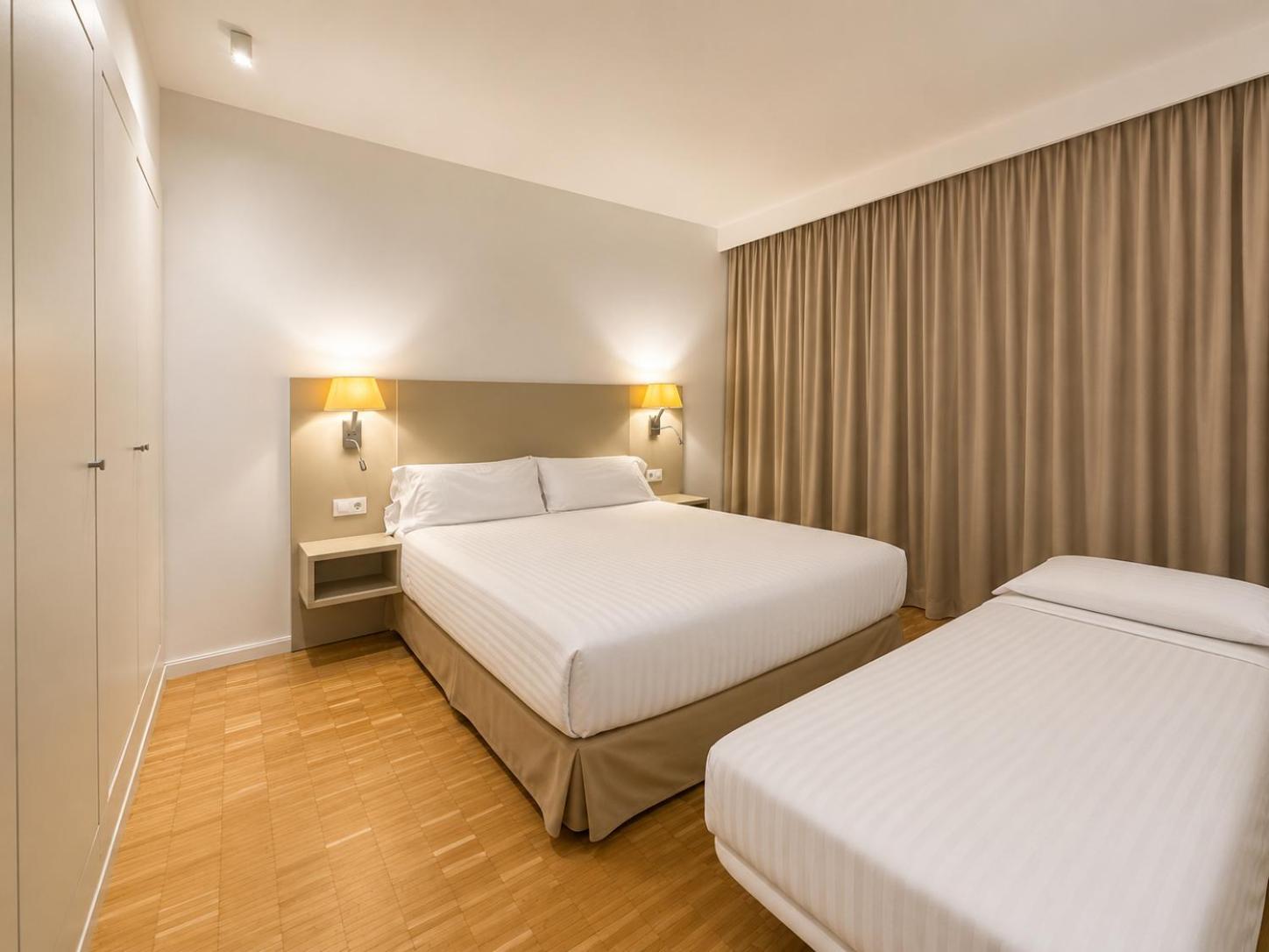 Double Room with Balcony (2 Adultos + 1 Child) Double Room with Balcony (2 Adultos + 1 Child)