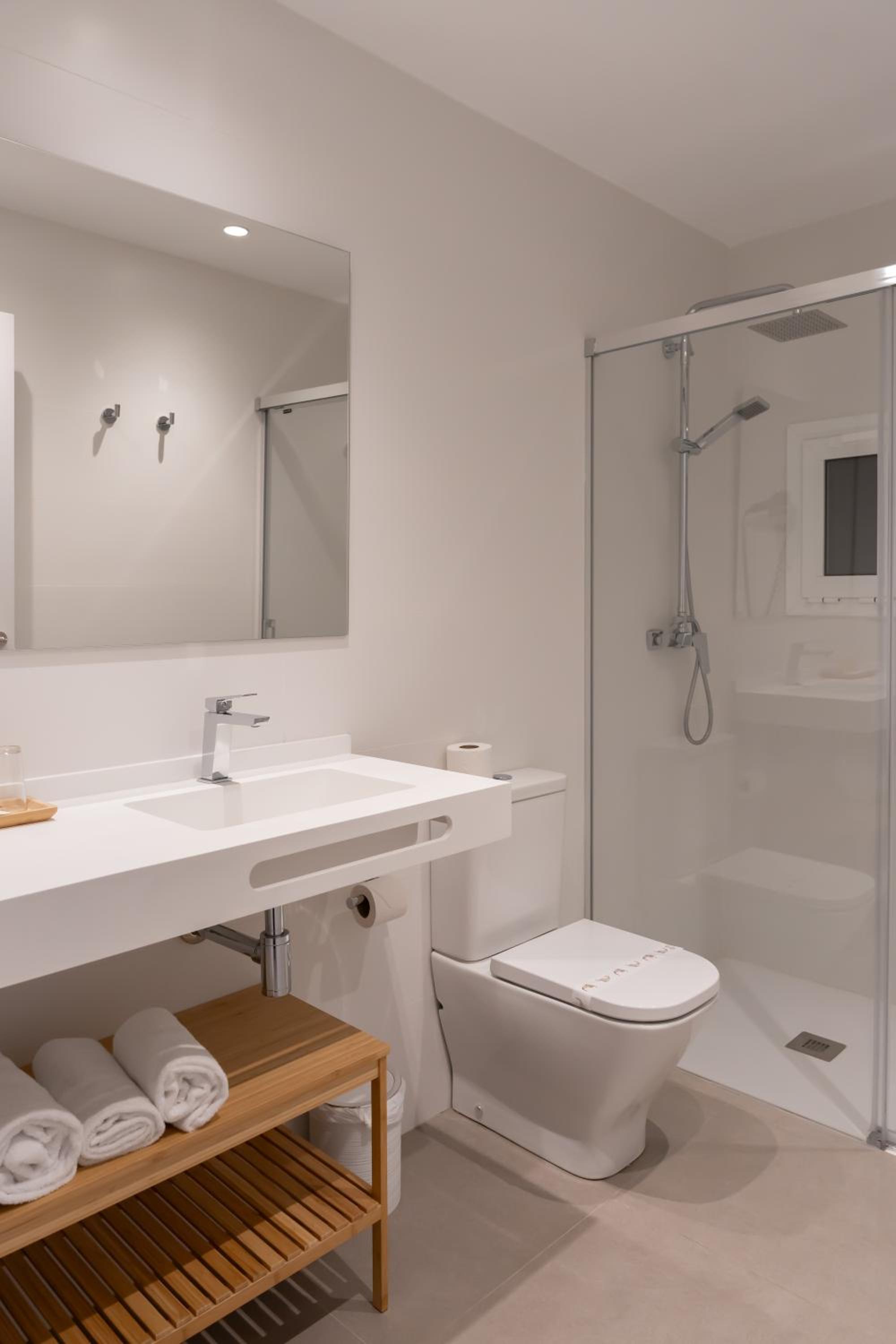 Double Room with Balcony (2 Adultos + 1 Child) Double Room with Balcony (2 Adultos + 1 Child)