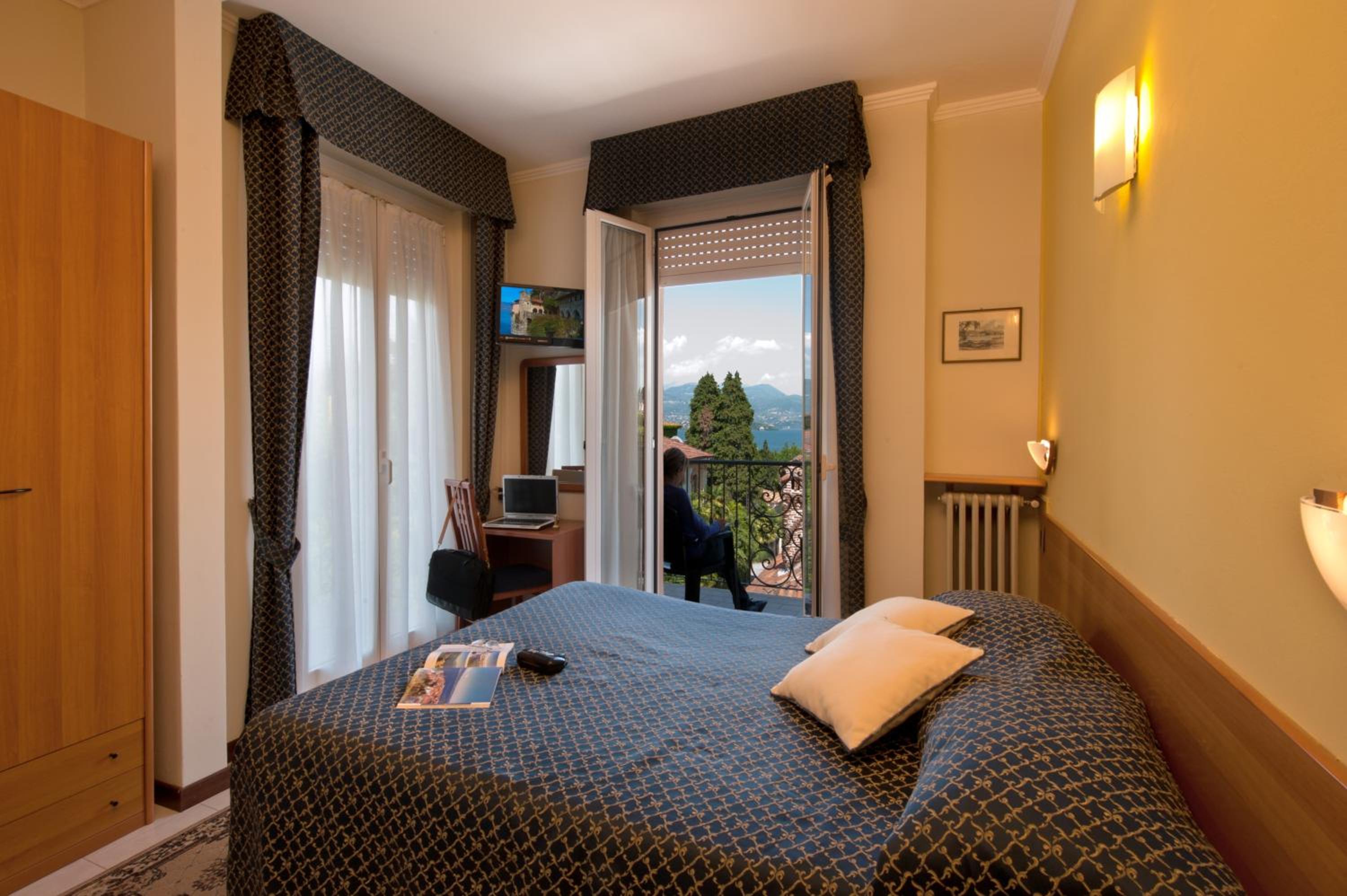 Double or Twin Room with Balcony and Lake View - Photo 1