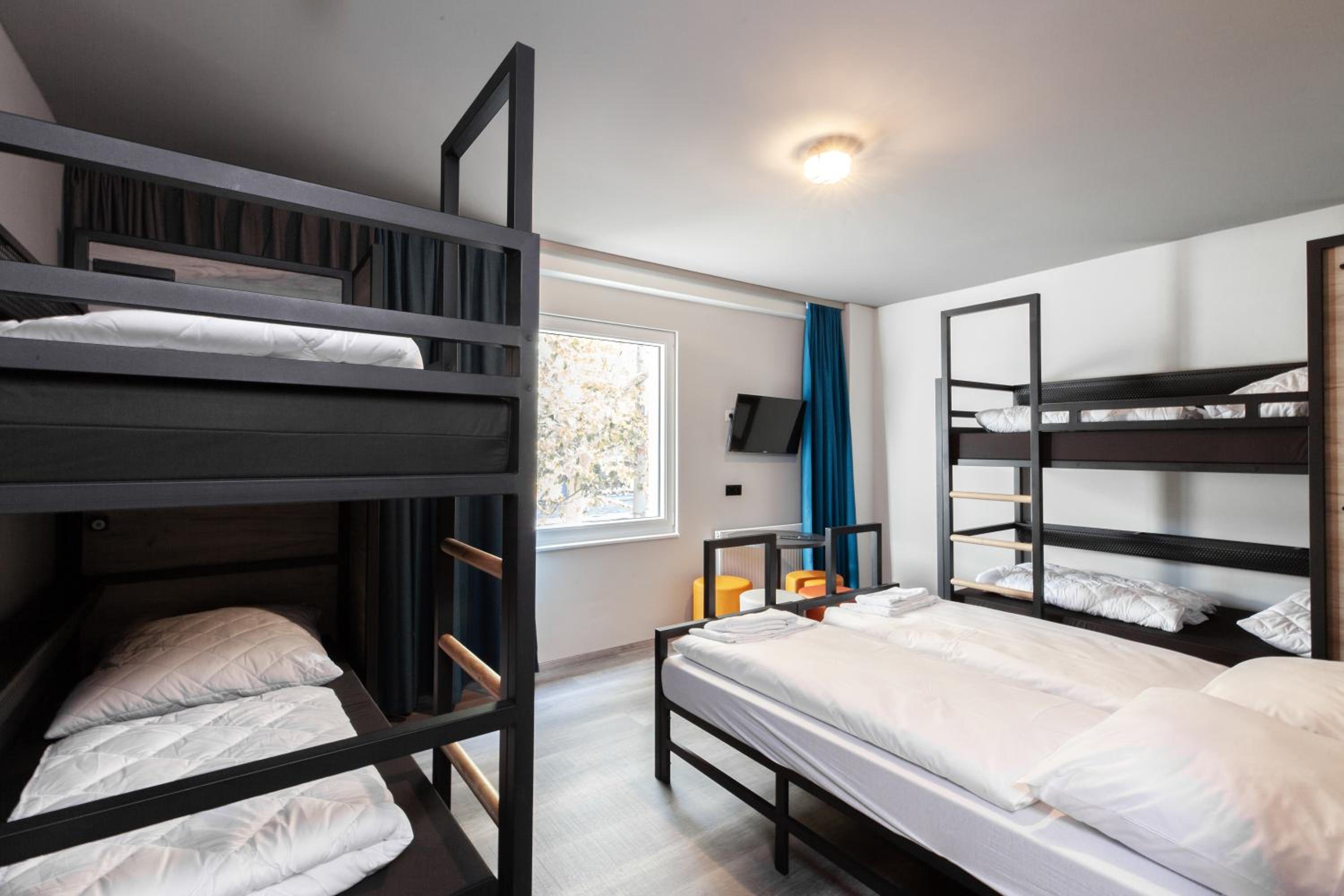 Six-Bed Room photo 2
