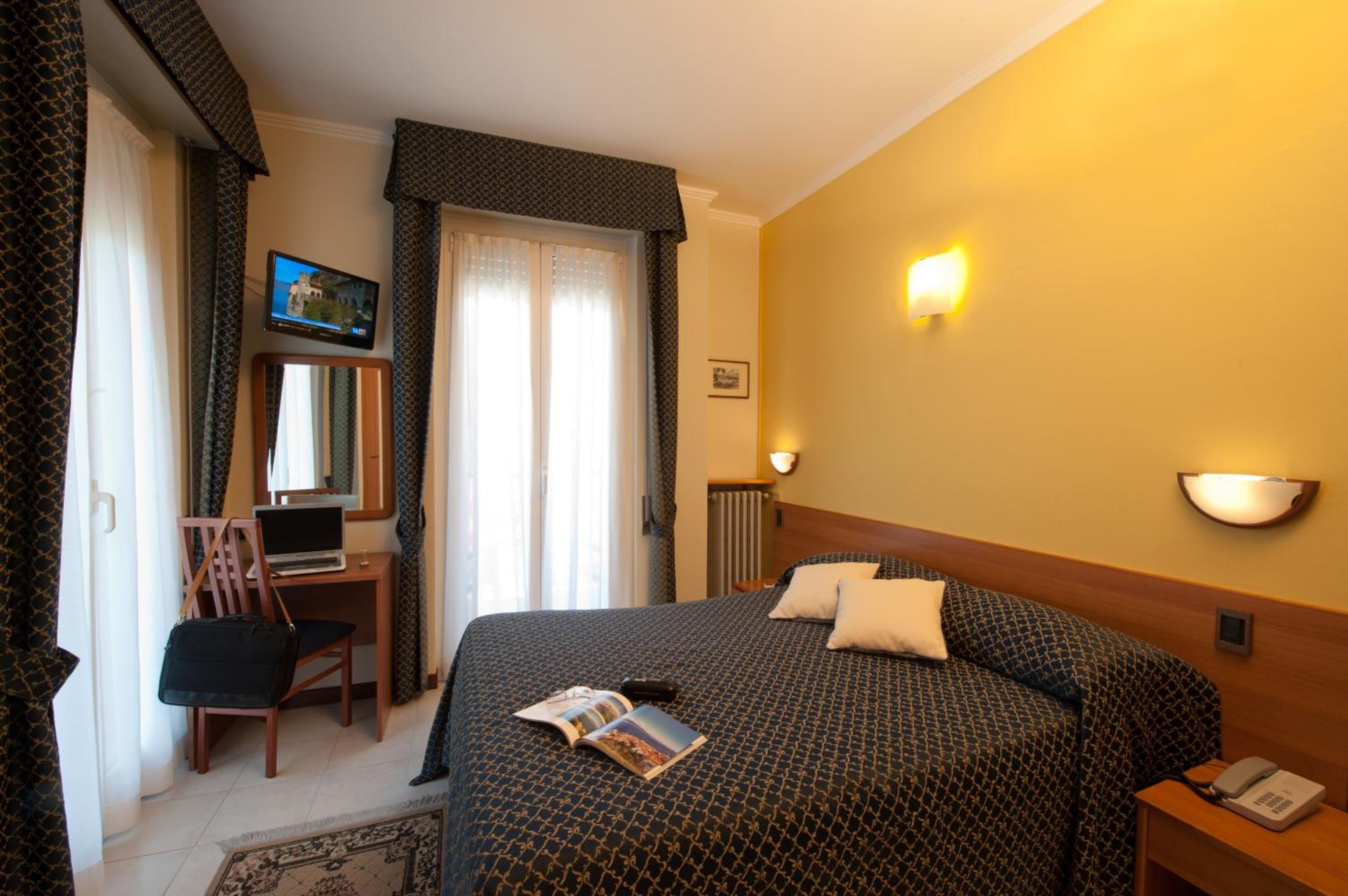 Double or Twin Room with Balcony and Lake View - Photo 9