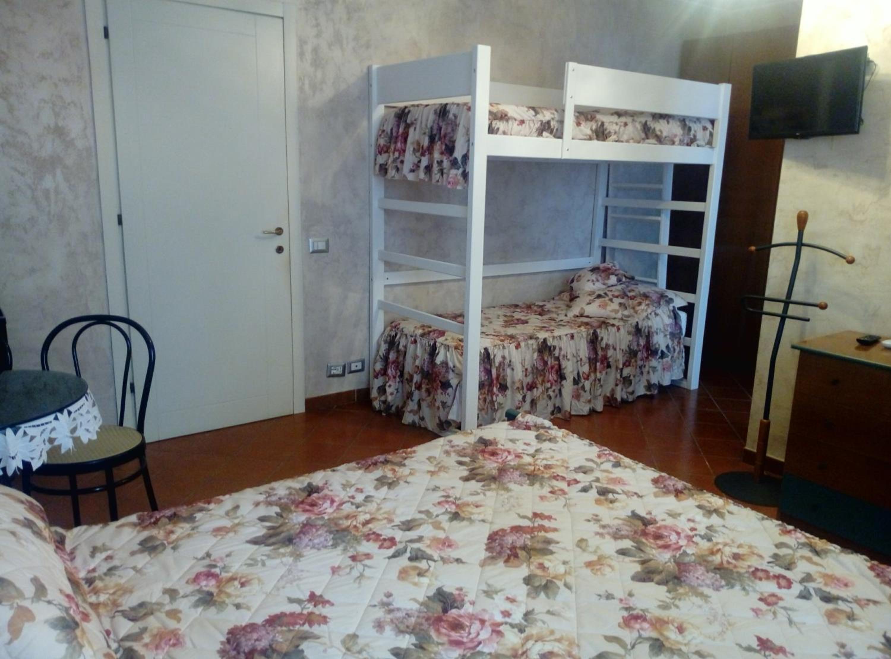 Quadruple Room with Garden View - Photo 15