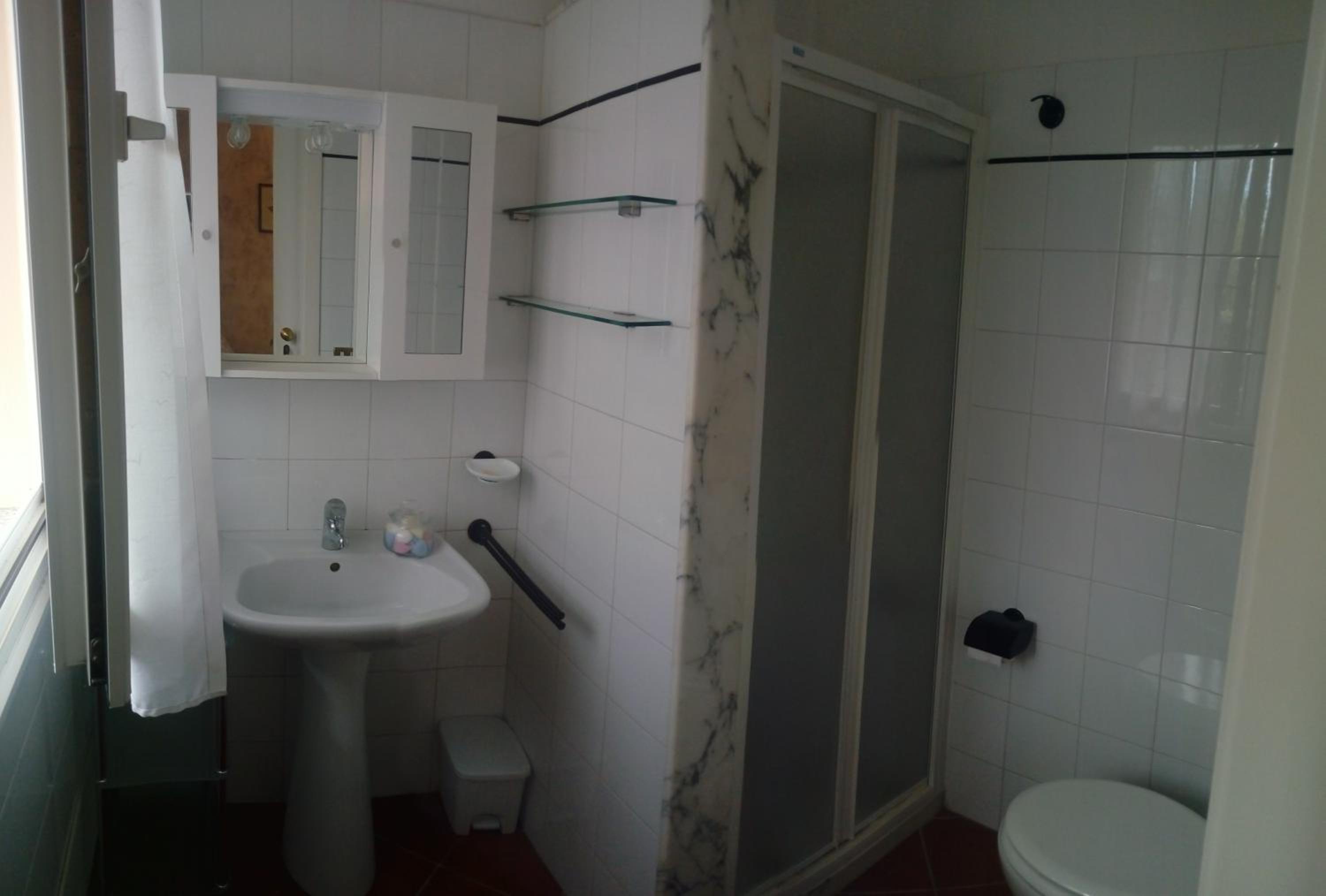 Twin Room - Photo 5