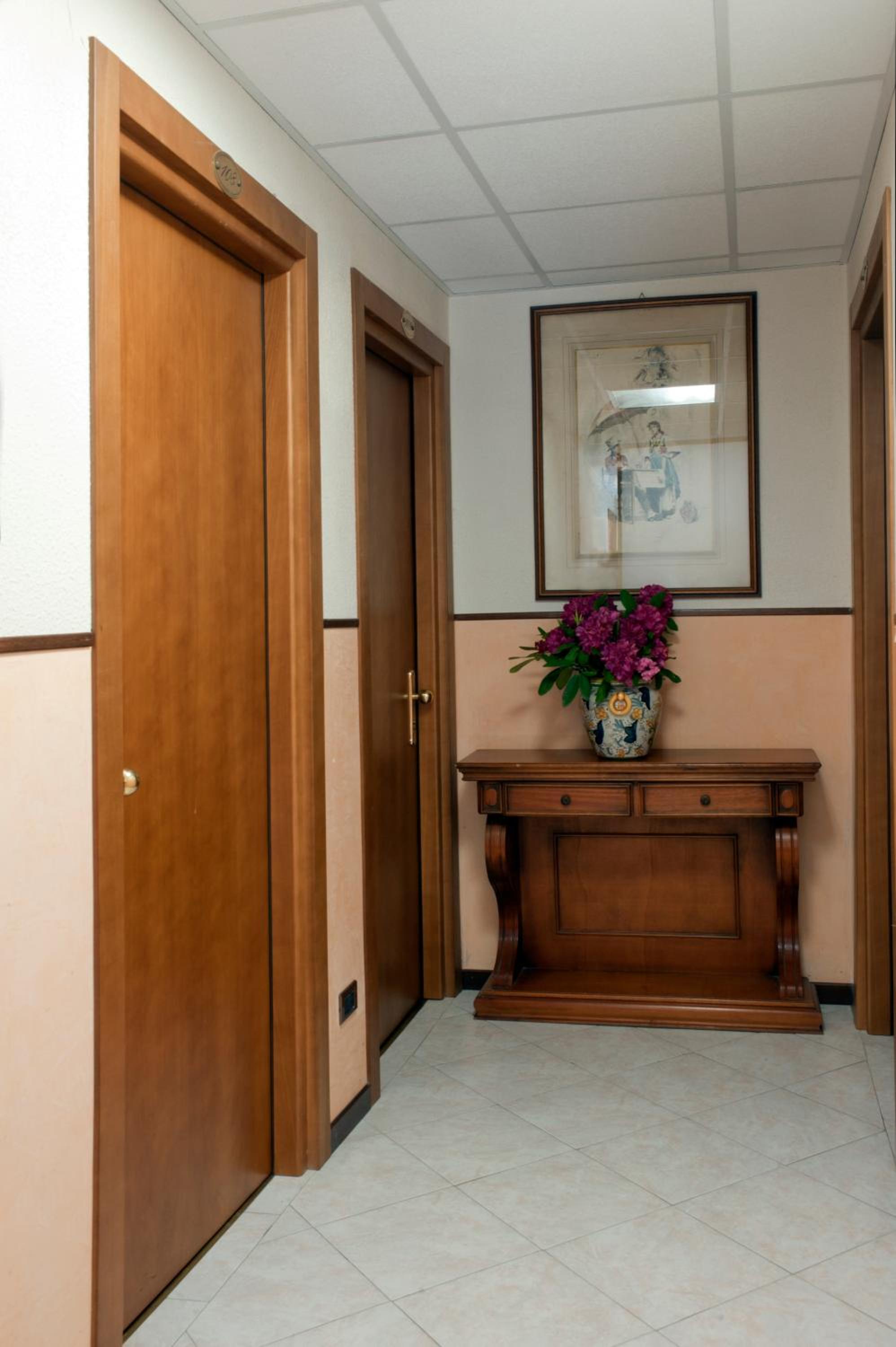 Double or Twin Room with Balcony and Lake View - Photo 10