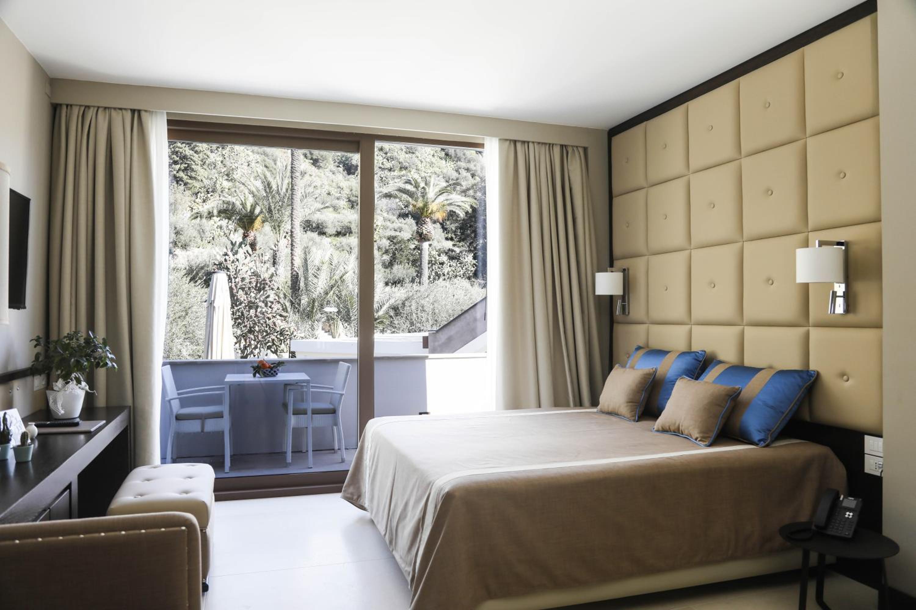 Deluxe Double Room with Garden View photo 3