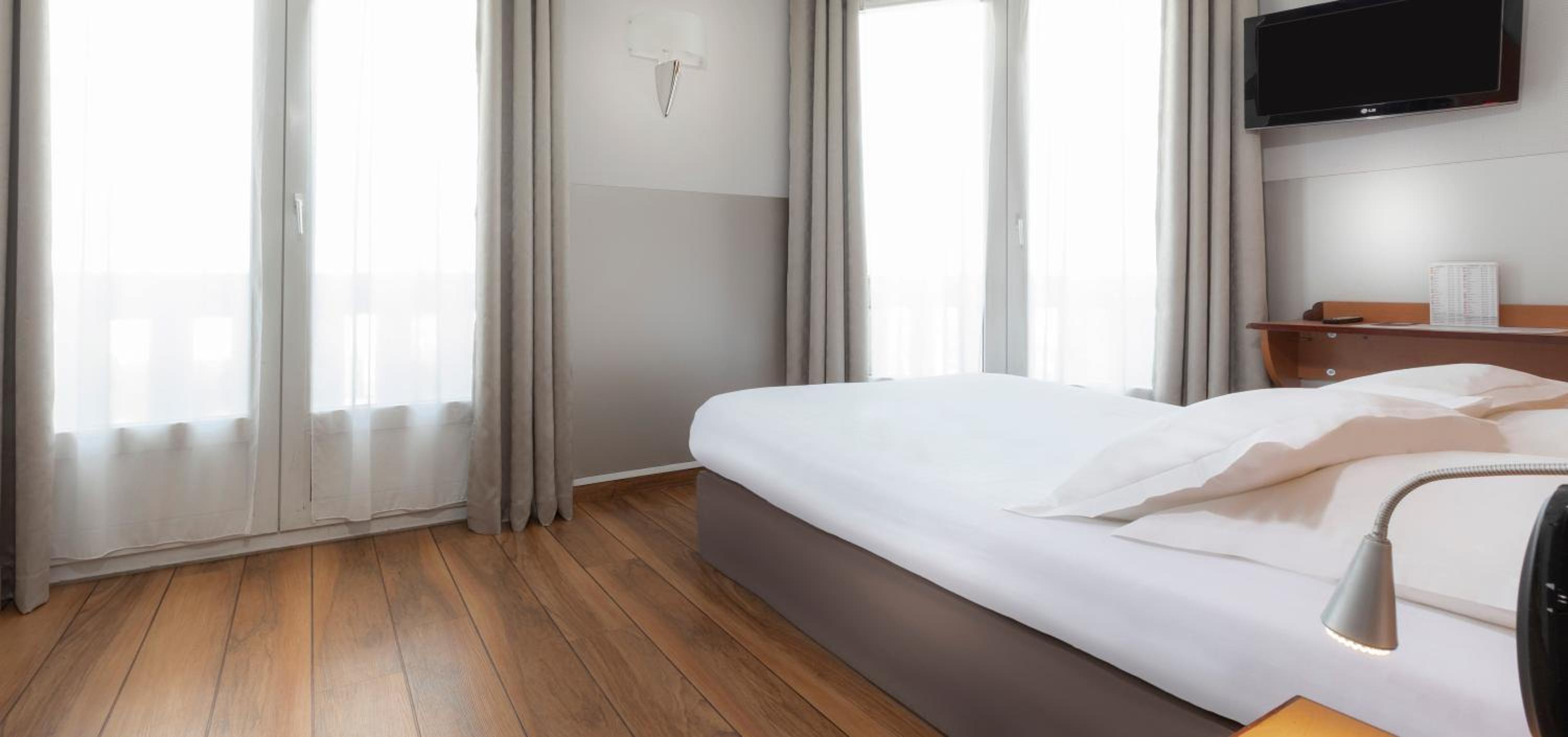 Parisian double room photo 2