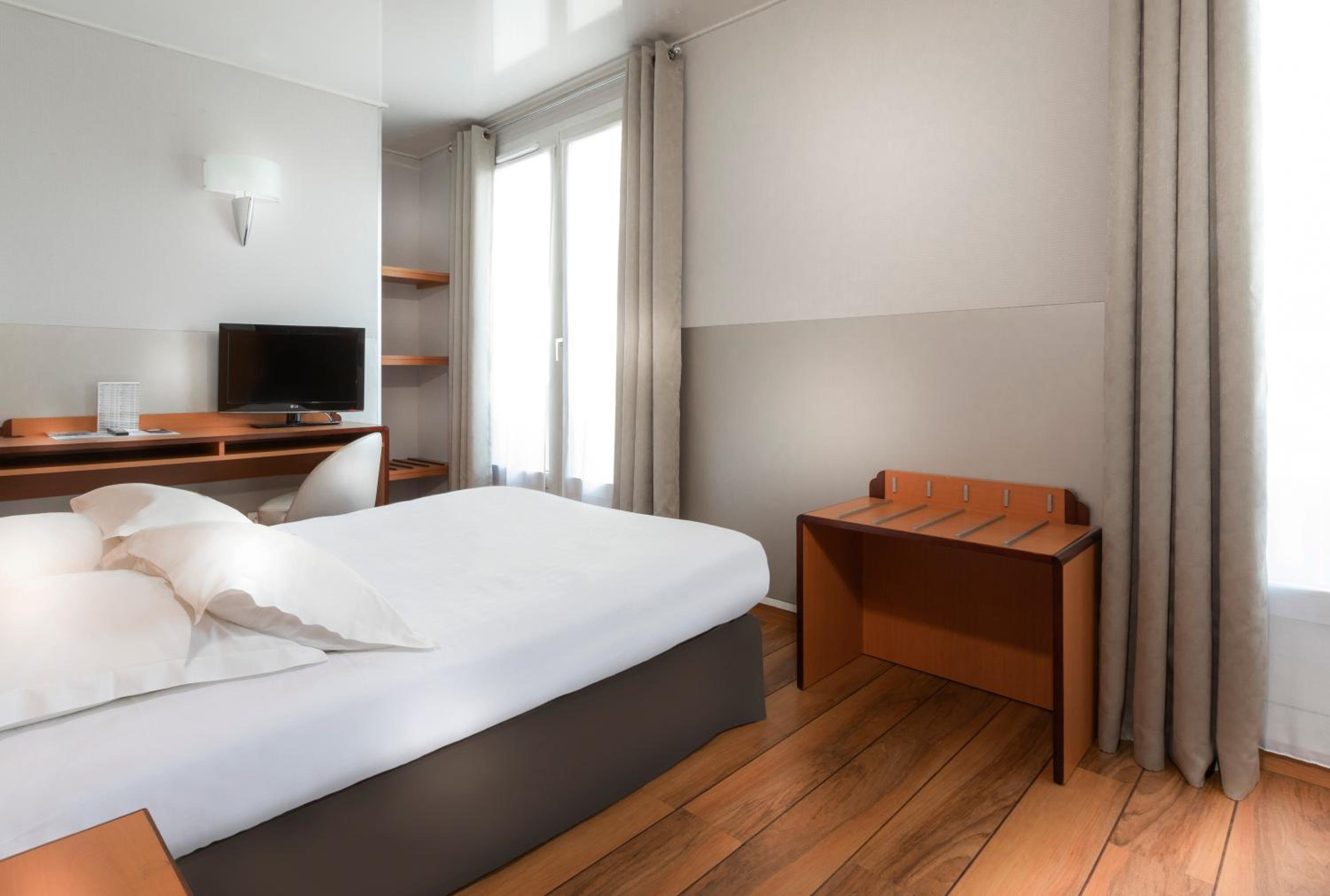 Parisian double room photo 1
