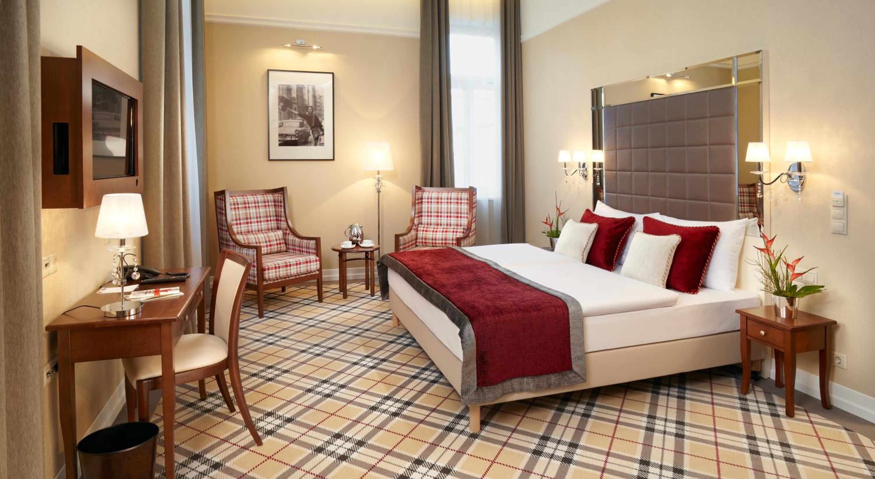 Superior Double Room with City View - Photo 7
