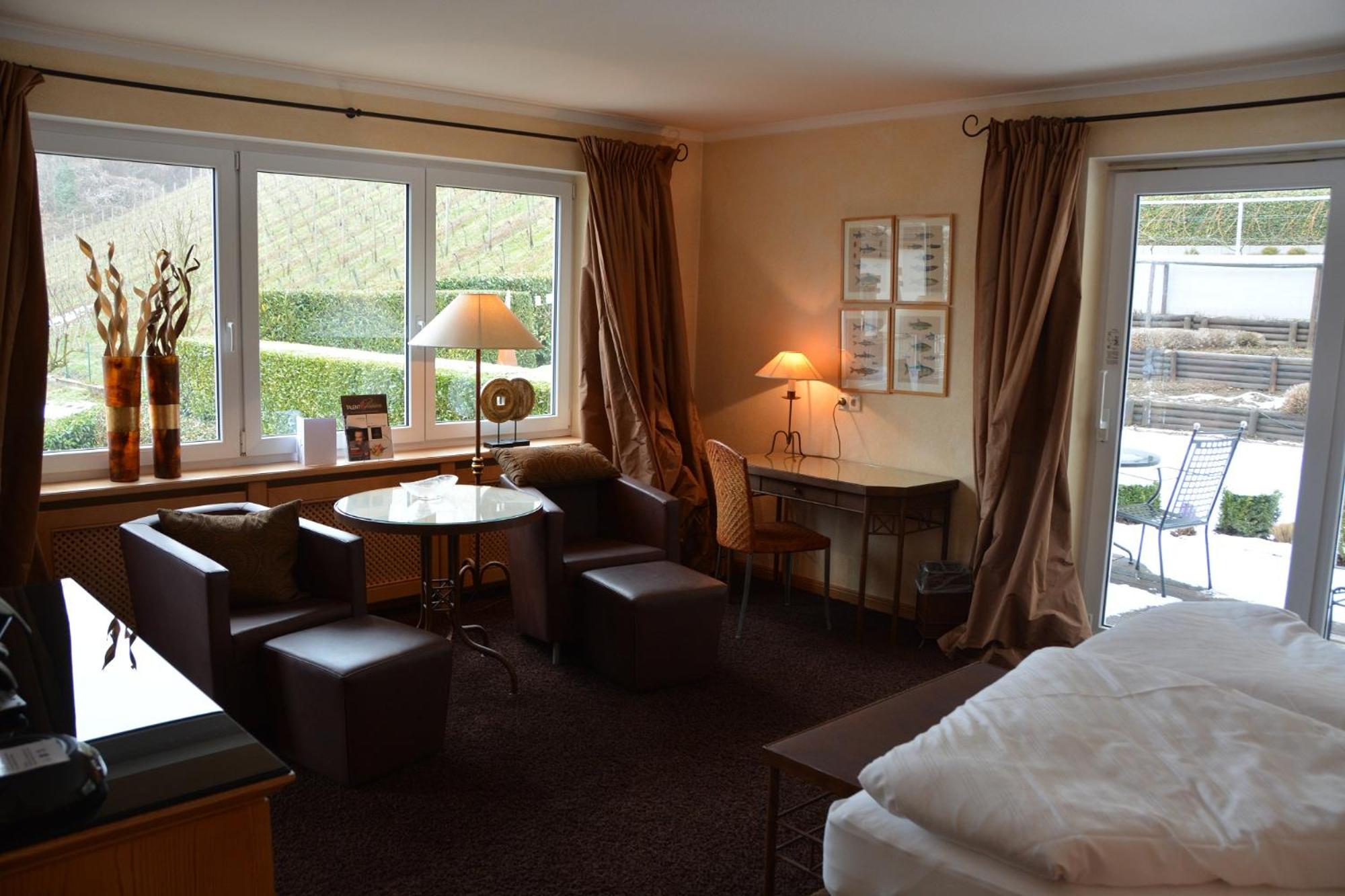 Deluxe Double Room - Photo 11