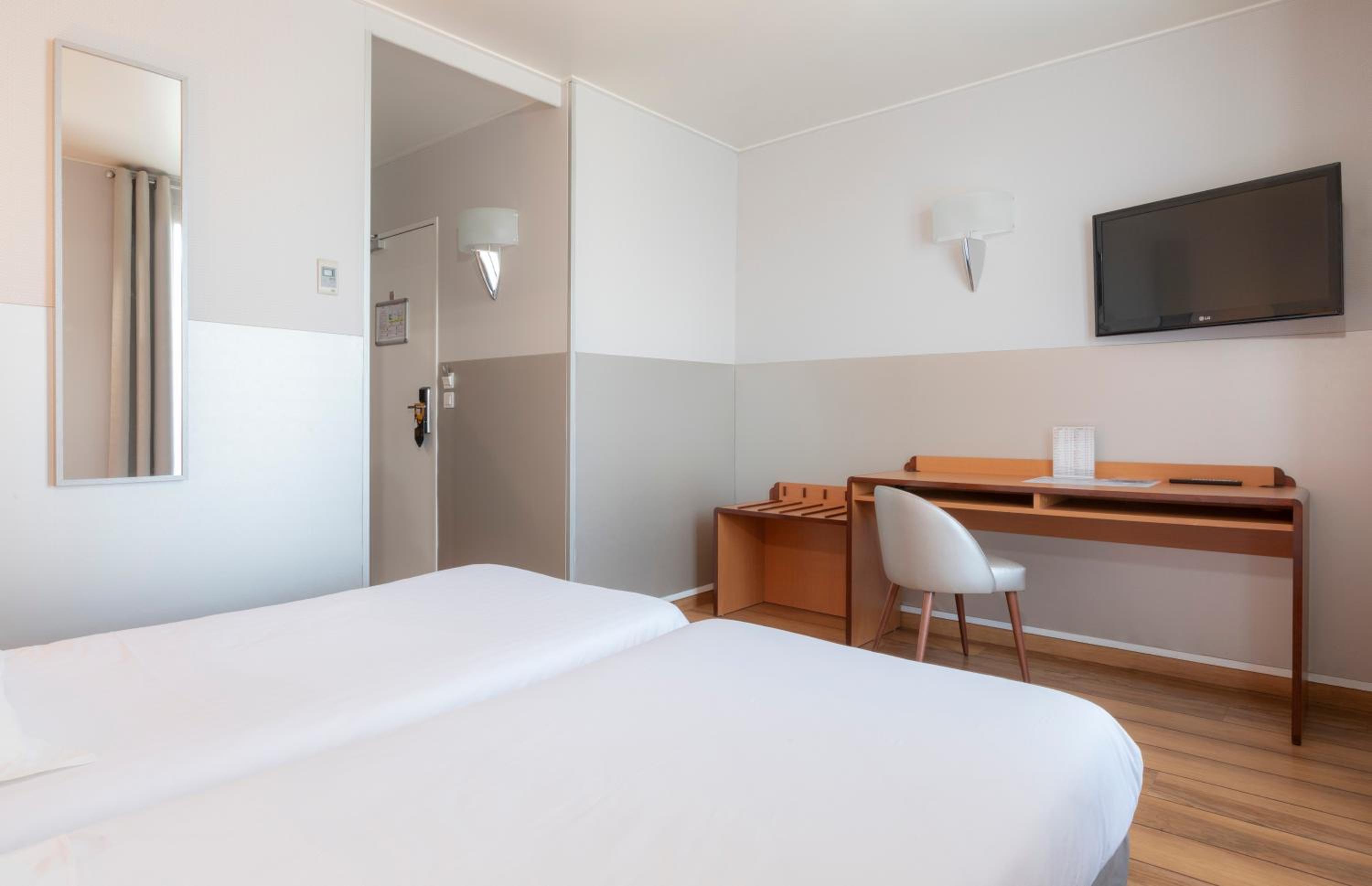 Parisian twin room photo 3