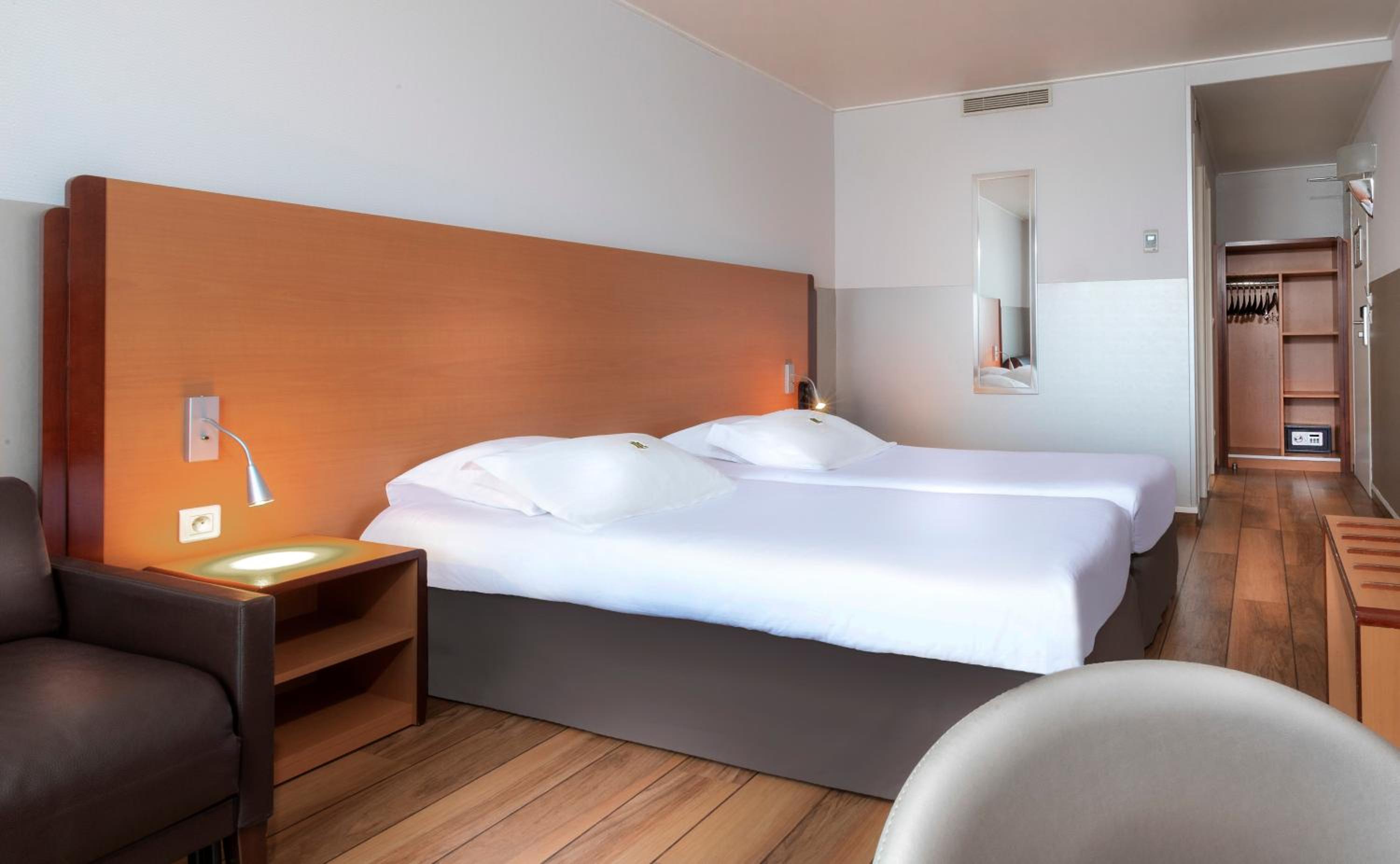 Parisian twin room photo 2