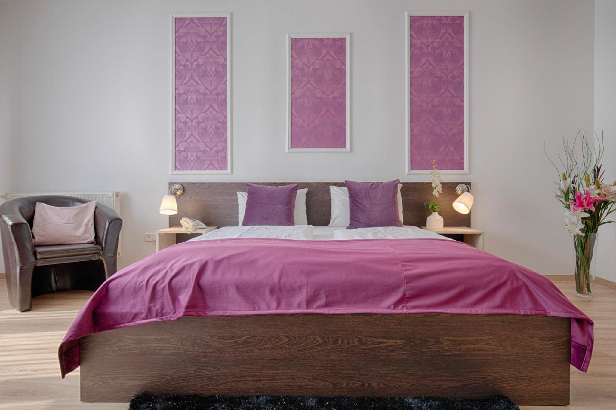 Large Double Room - Photo 5