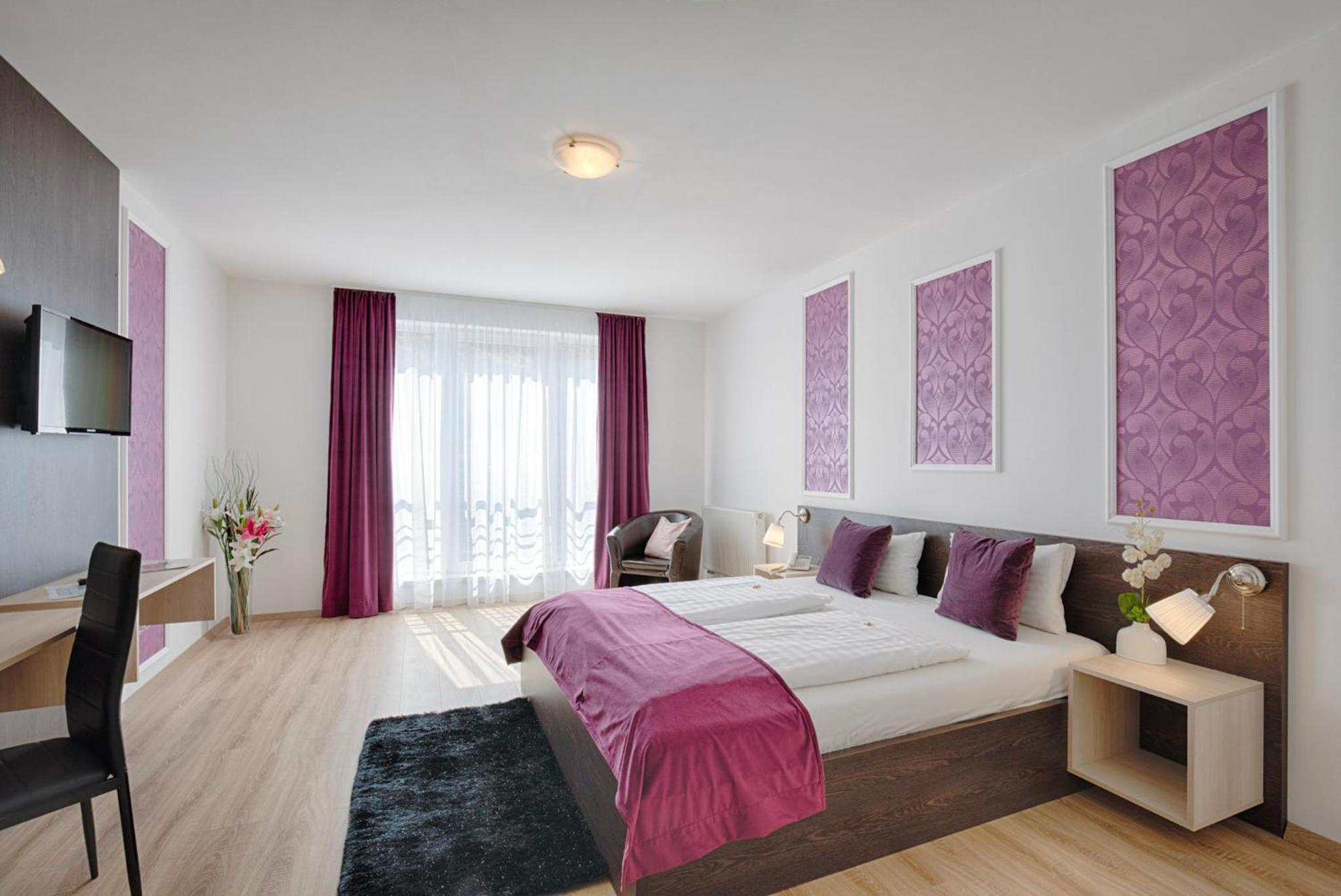 Large Double Room - Photo 4