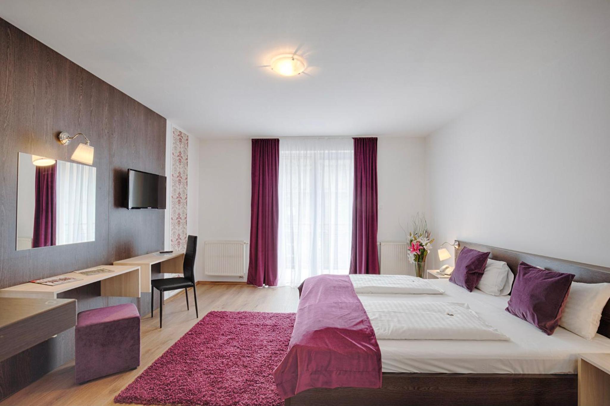 Large Double Room - Photo 6