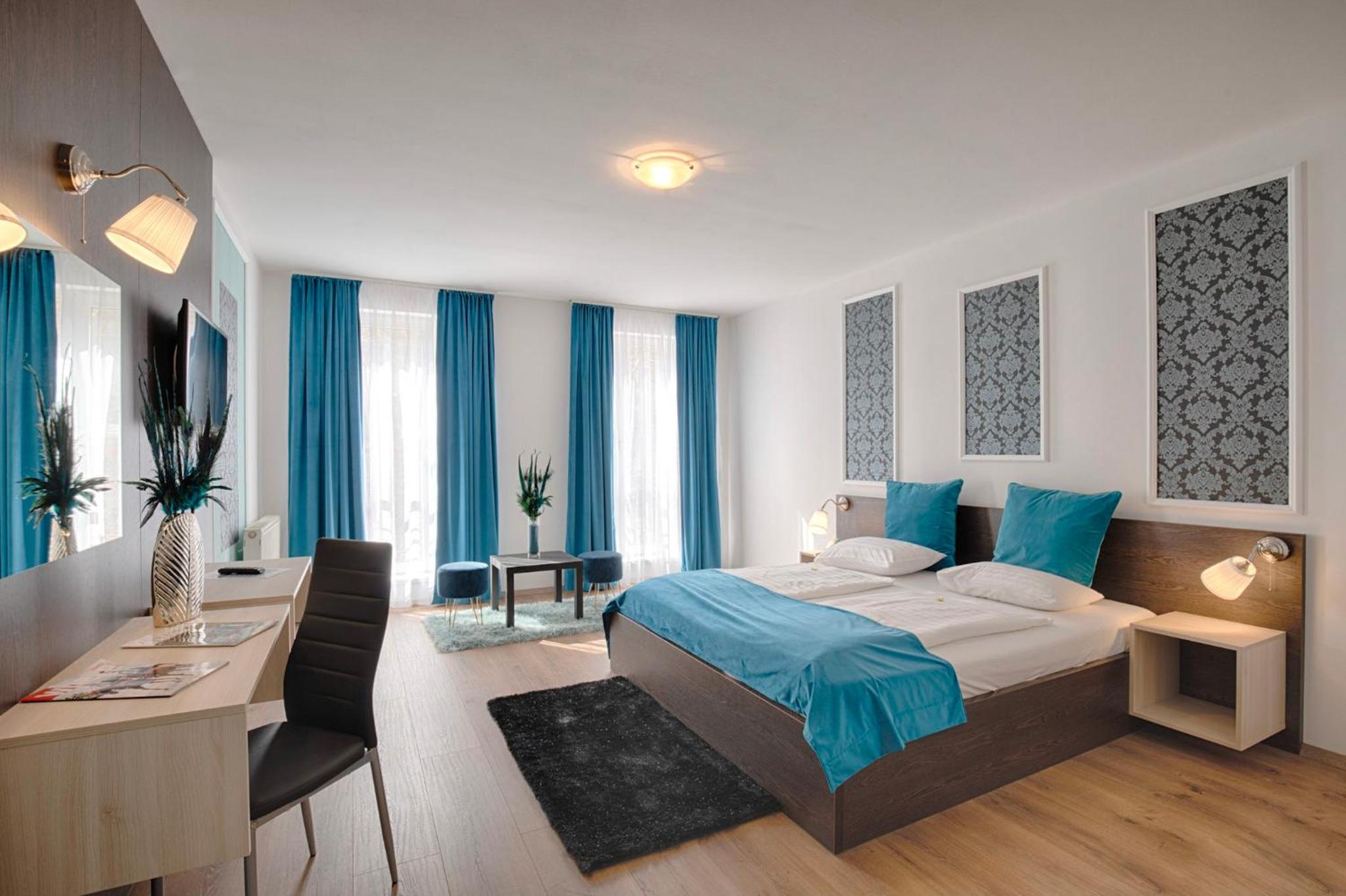Large Double Room - Photo 1