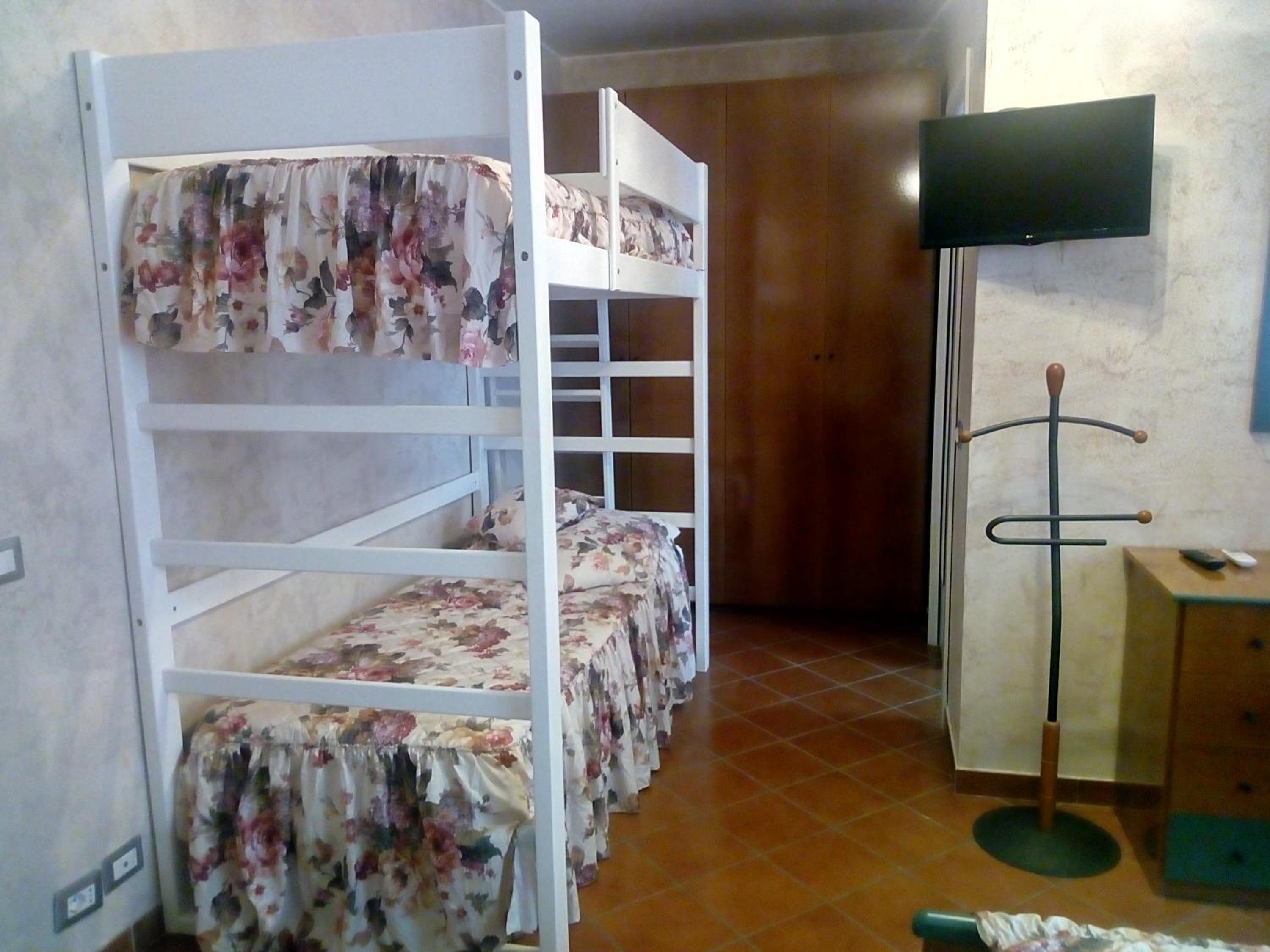 Quadruple Room with Garden View - Photo 10
