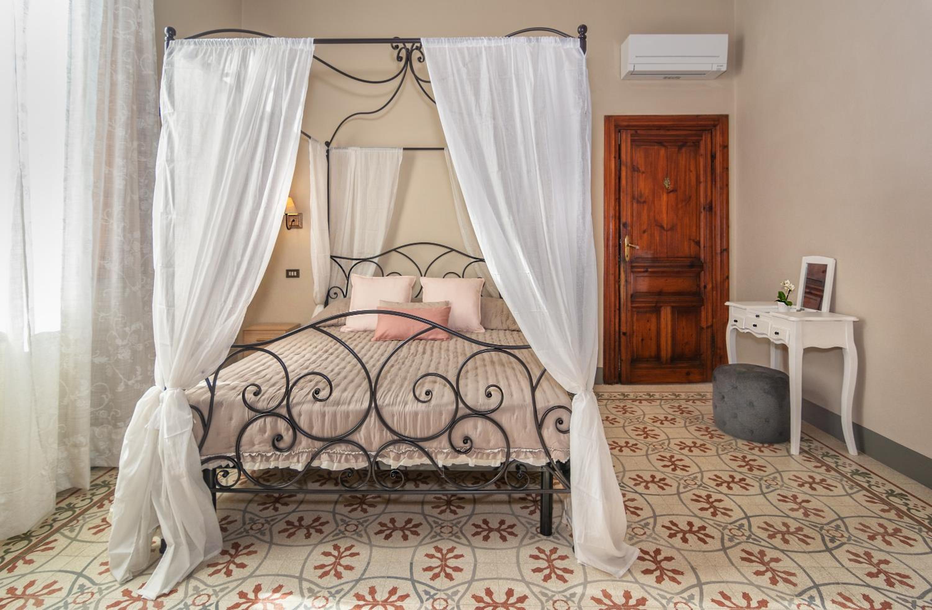 Two-Bedroom Suite - Photo 4