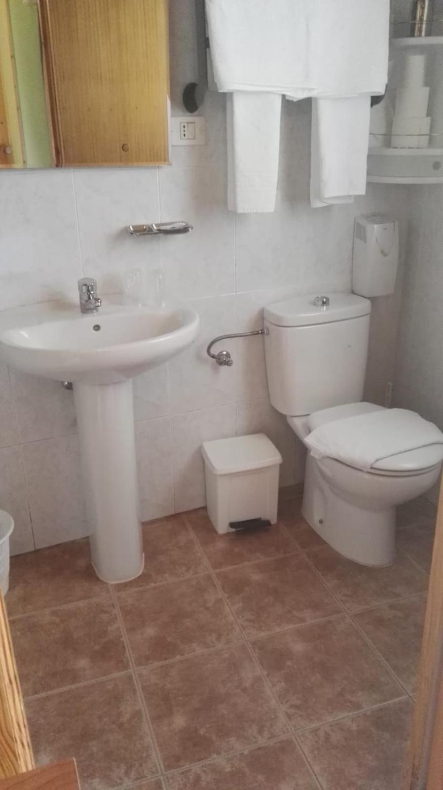 Twin Room with Private Bathroom photo 3
