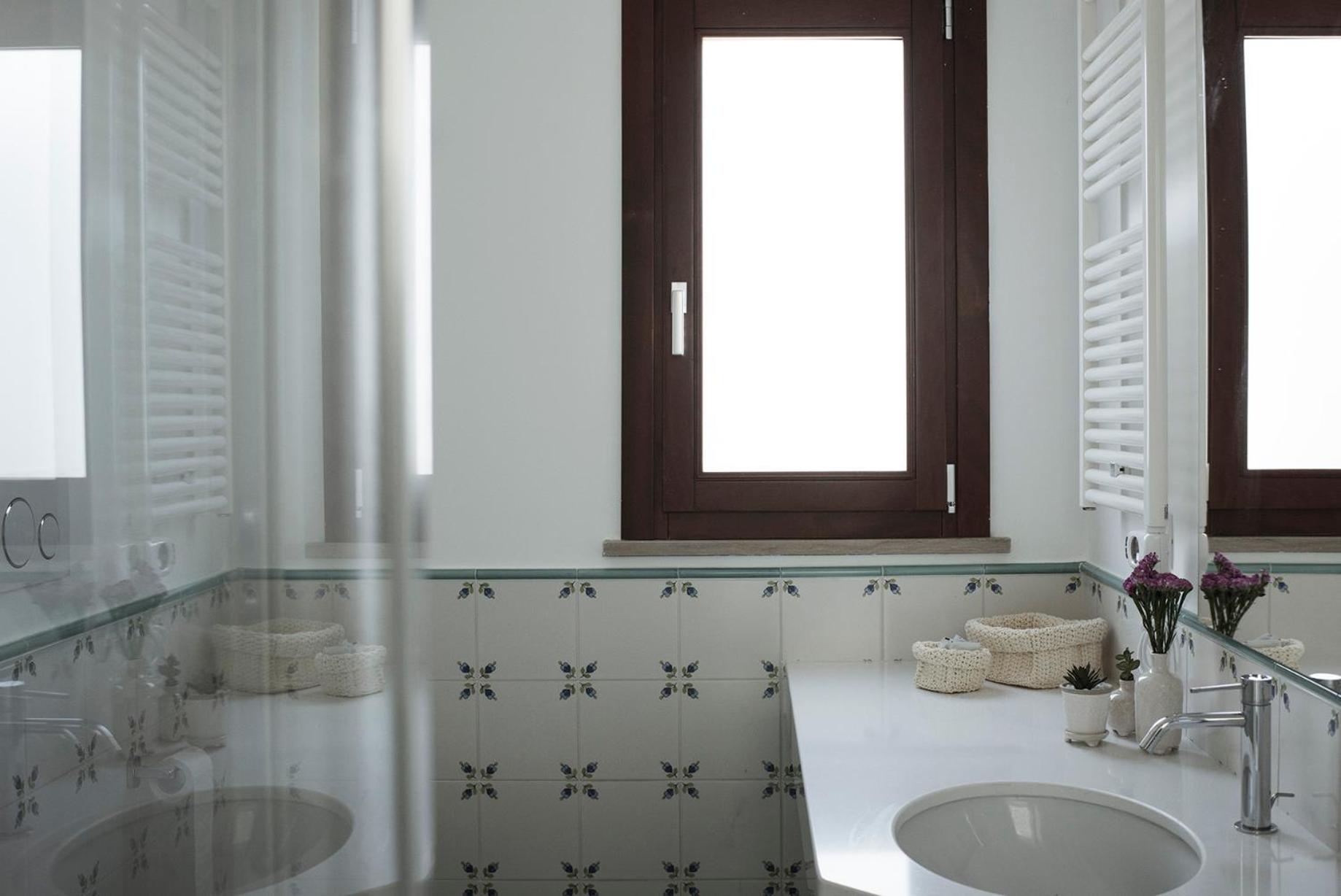 Deluxe Double Room with Shower - Photo 3