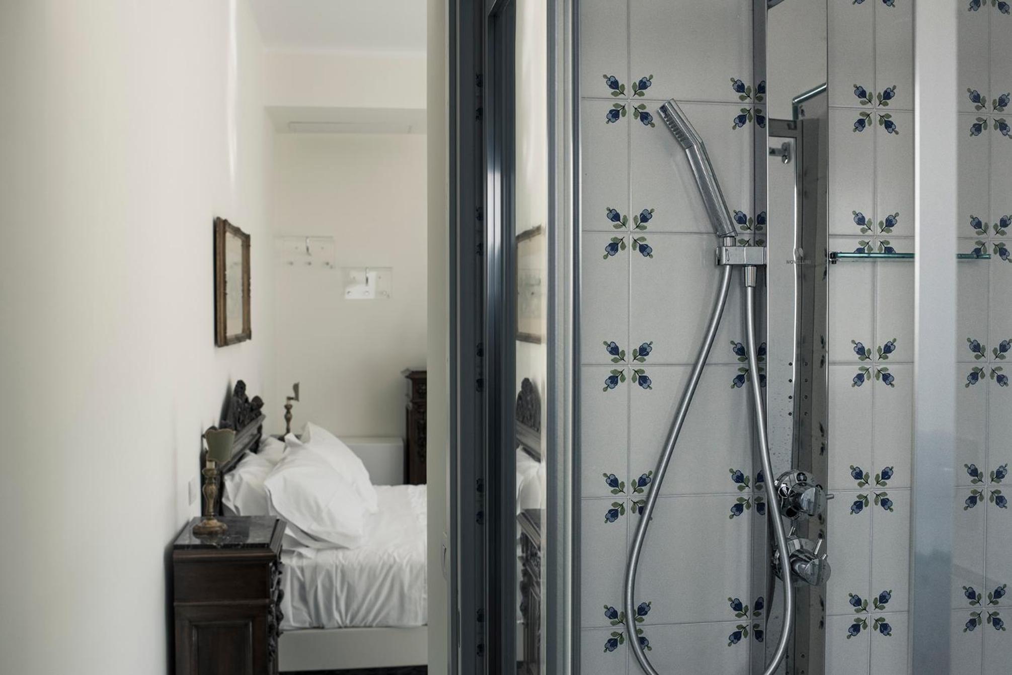 Deluxe Double Room with Shower - Photo 2