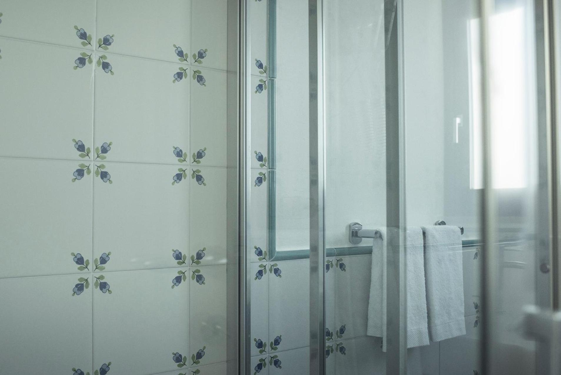 Deluxe Double Room with Shower - Photo 14