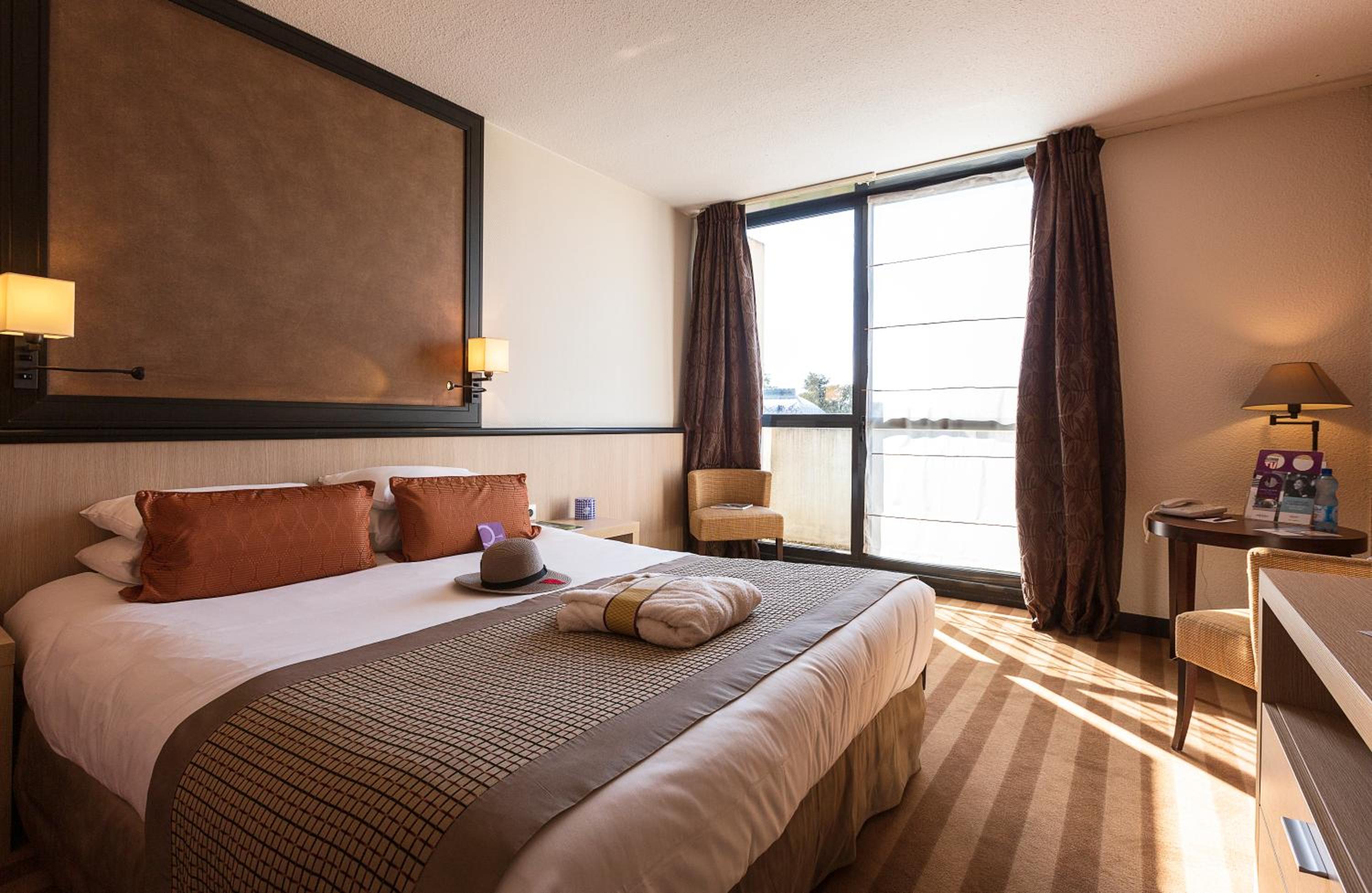 Privilege Room with 1 Double Bed - Photo 1