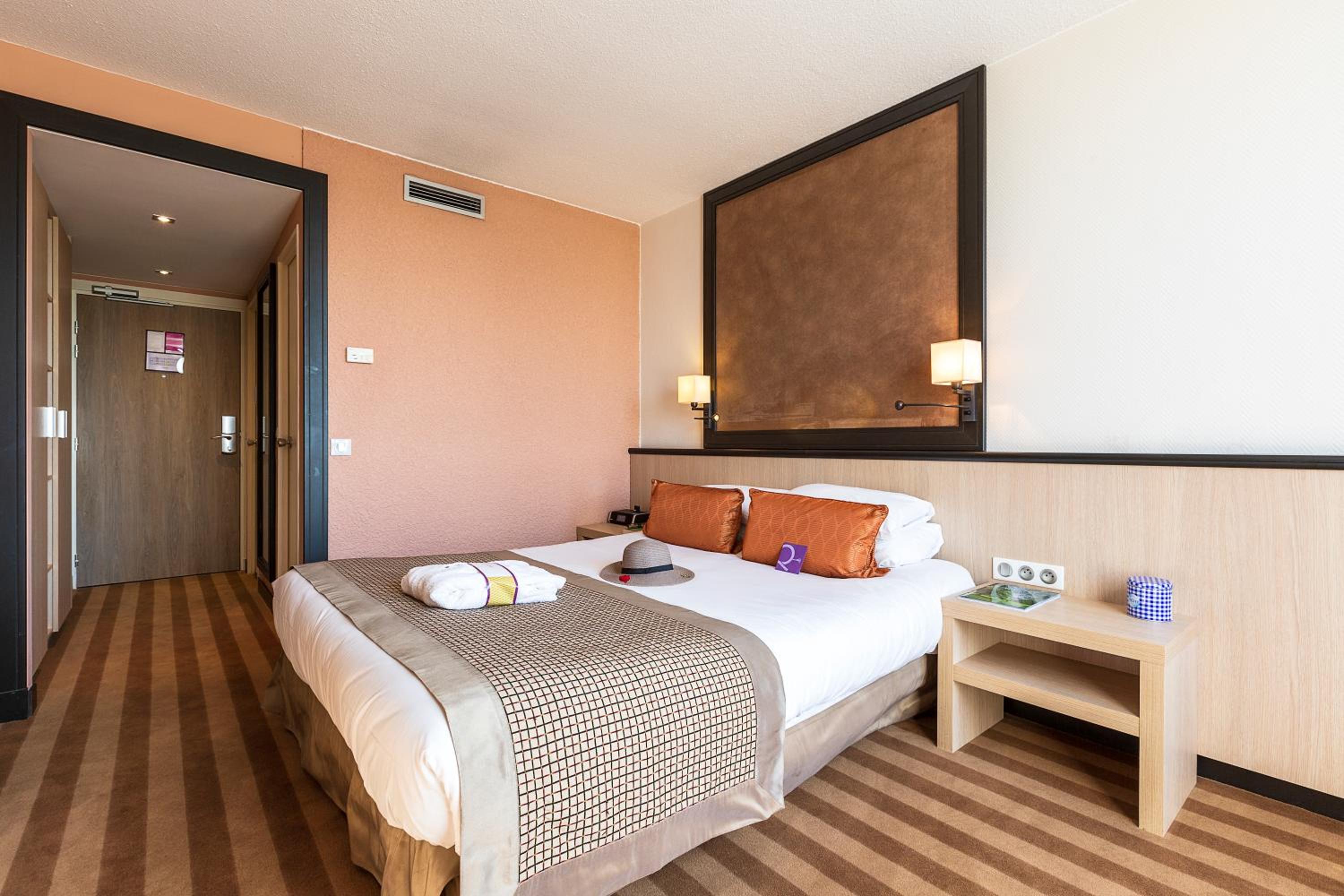 Privilege Room with 1 Double Bed - Photo 2