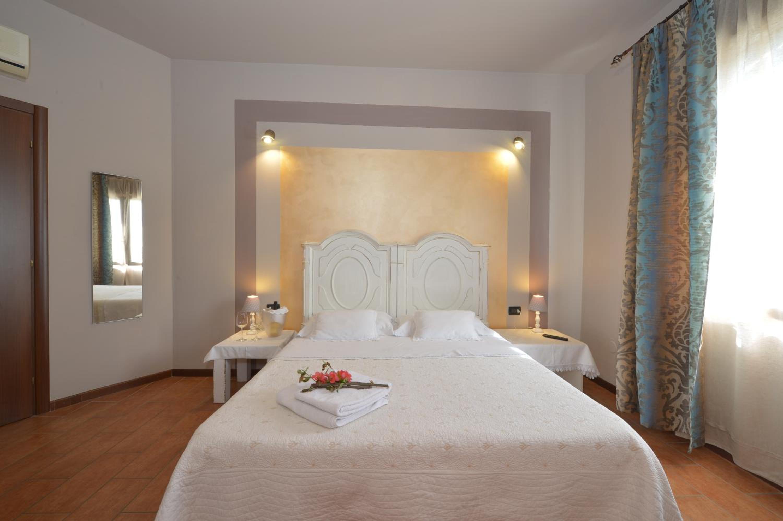 Double or Twin Room - Photo 8