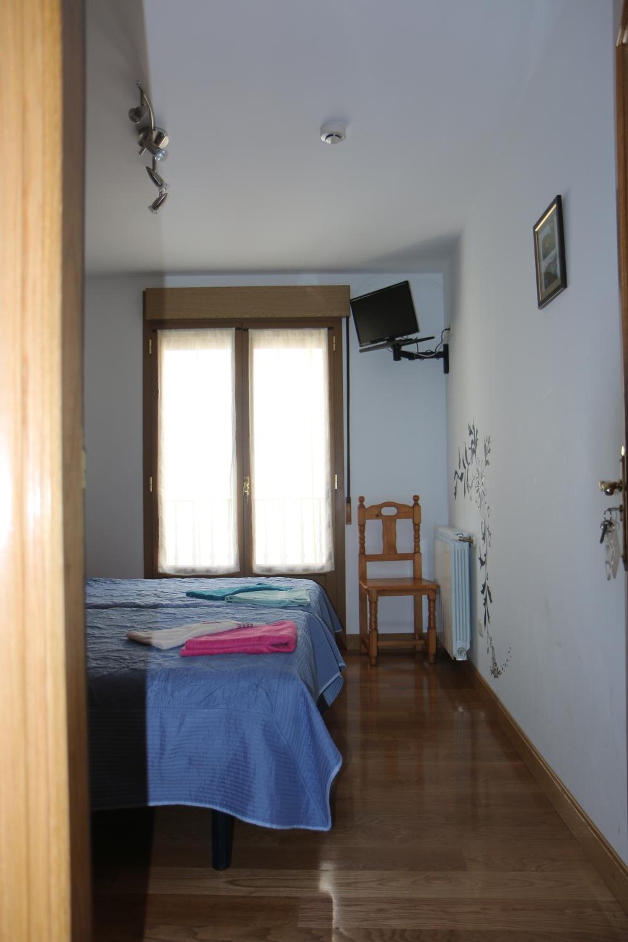 Habitación individual con baño privado externo.