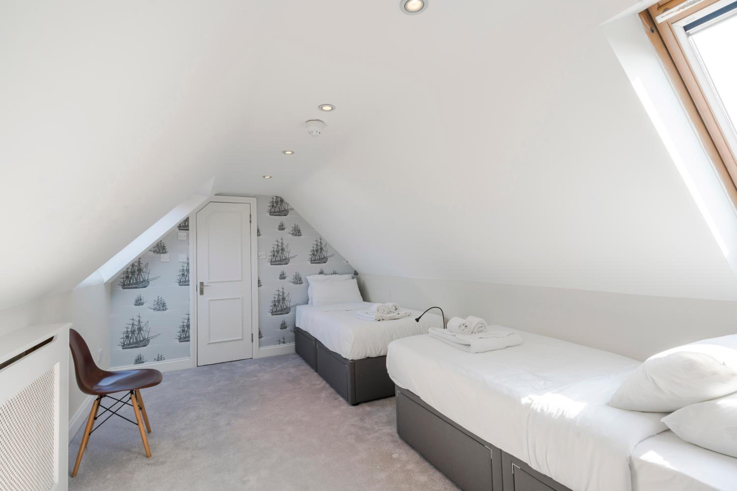 Small Twin Room photo 3